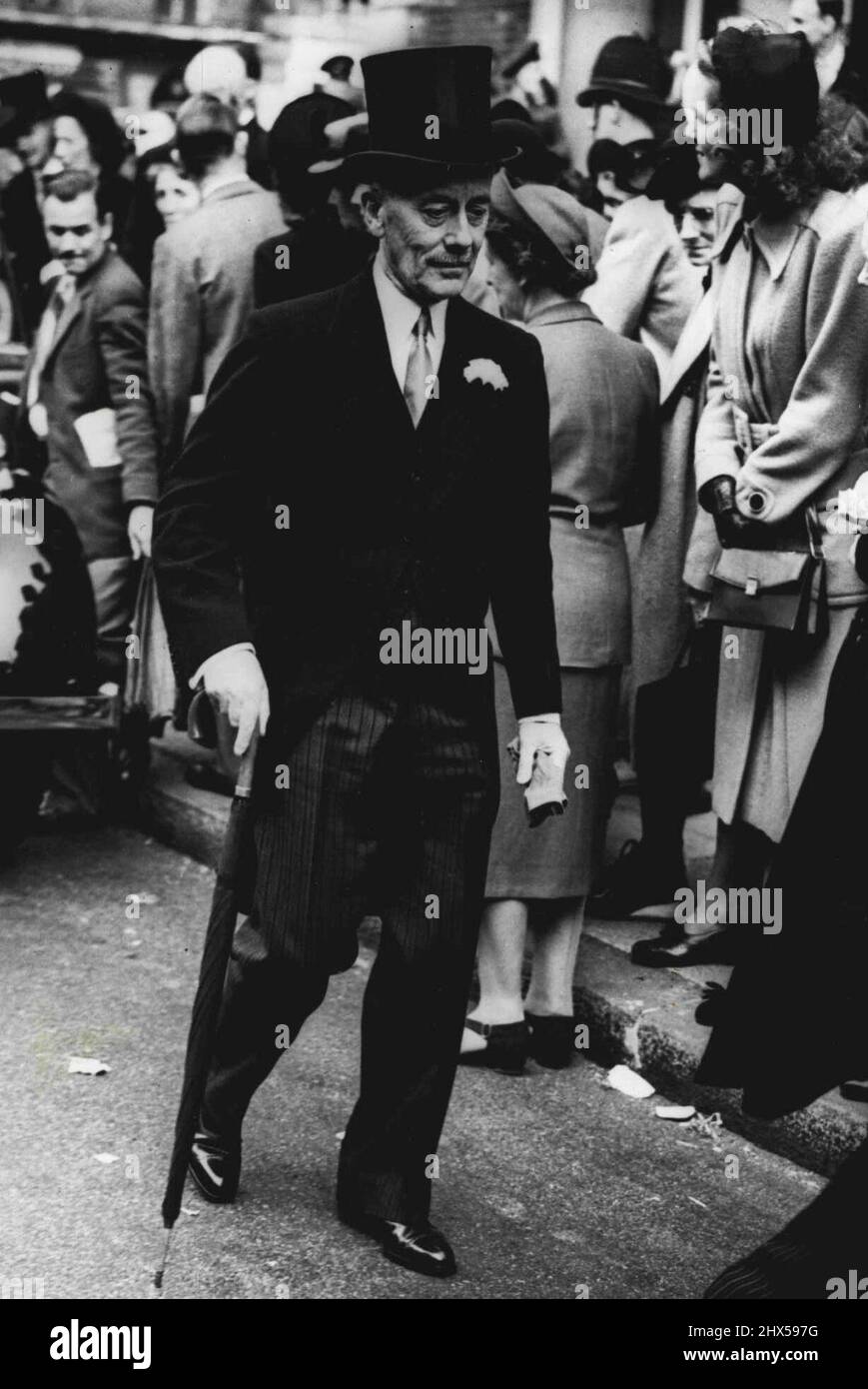 O.K. - Sir Alexander Cadogan verlässt die Kirche nach der Hochzeit. Sein Fleck in London ist kurz, da der Sicherheitsrat für Montag einberufen wurde, um die Notizen der westlichen Mächte zu prüfen ***** Berlin. Mann aus dem sicherheitsrat hat einen Tag frei Sir Alexander Cadogan, Großbritanniens ständiger Vertreter im Sicherheitsrat der Vereinten Nationen, kam von der Versammlung in paris nach Hause, um seine Tochter Gillian zu ihrer Hochzeit in der St. Peter's Vere-St., London, zu Herrn Patrick Chrichton zu begleiten. 01. Oktober 1948. Stockfoto