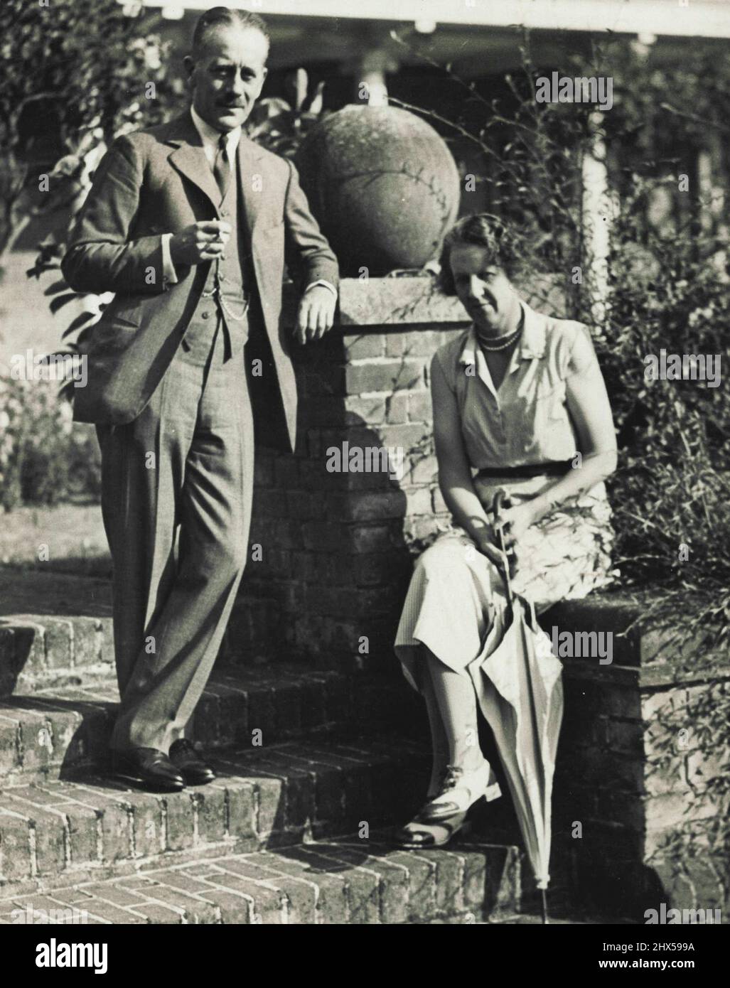 Sir Alexander Cadogan Politik - Großbritannien. NSW Minister in peking der Hon Alexander George montagu cadugan, C.B.C.B. Mit seiner Frau Lady Theodosia Cadogan, Tochter des Earl of Gosford 4.). Fotografiert bei ihnen zu Hause. „High Tres“. Chalfont st Peter, Tucks. Er tritt die Nachfolge von Sir Miss Lampson als „Sondergesandter und bevollmächtigter Minister“ in Peking an. 07. September 1933. (Foto von Press Feature Agency) Stockfoto