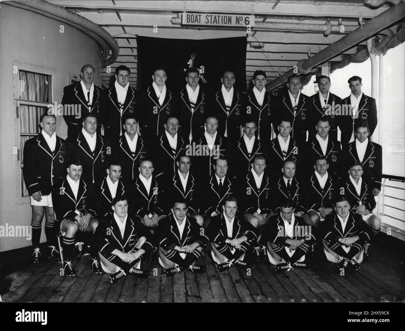 Springbok Rugby Touring Team -- fotografiert an Bord der Pretoria A Castle, bevor sie nach Großbritannien segeln; sie sind, F. L. T. R., (oberste Reihe); C.J. Van Wyk, J. Pickard, E. Dinkelmann, S. du Rand, W. Barnard, B. Myburgh, G. Dannhauser, F. Van der Ryst, S. Fry. 3. Reihen: J. Buchler, J. Bekker, S. Viviers, A. Geffin, P.Wessels, M. Saunders, W. Delport, C. Koch, F. Marais. 2.-reihig: Wechselstrom Keevy, J. Brewis, P.A. Du Toit, B. Kenyon (Capt.), F. Mellish (Mngr.), H. Muller (Vice-Capt.), D. Craven (Asst. Mngr) R. Van Schoor, J.K. Ochse, vordere Reihe: D. Sinclair, J.Oslofse, P.Johnstone, D.Fry und M. Lategan Stockfoto