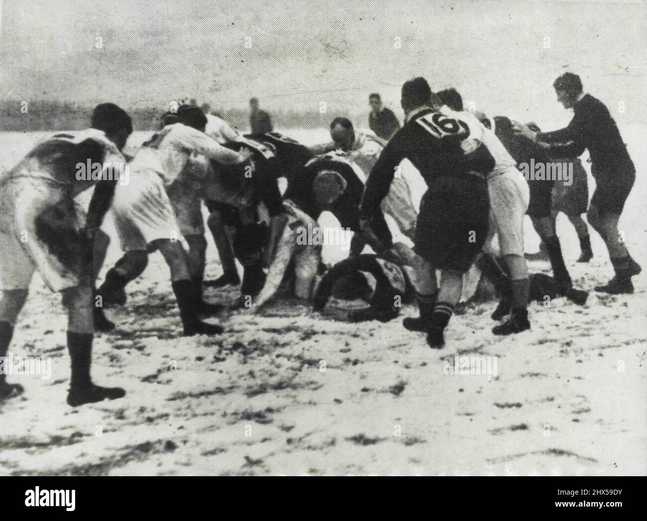 Unter Bedingungen, die den Australiern fremd sind. Im Schnee von Glasgow The Kiwis (NZ. Army XV) schlug die schottischen Universitäten 57-3 . Syd King der 1927 Waratahs sagte, dass die Waratahs eine ähnliche Erfahrung im Spiel gegen Somerset in Bristol hatten. Stroh, das in der vorherigen Nacht über den Boden gestreut wurde, war in einem Schneesturm weggeblasen worden, der das Feld weiß mit Schnee und hart gefroren hatte. Die Waratahs spielten unter Protest und gewannen 13:4. 24. März 1946. Stockfoto