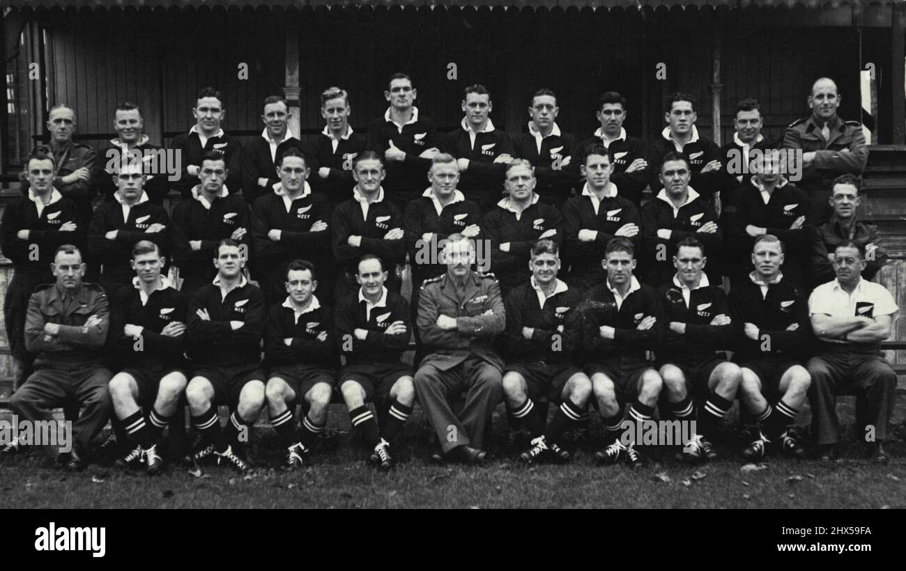 New Zealand Army Rugby Team auf der English Tour 1945-46 -- (Black Row) J.A. Gasson (Kriegskorrespondent), S.E. Cook, J.G. Bond, R.W.H. Scott, R. L. Dobson, G.B. Nelson, E.C. Boggs, F.M. Haigh, J.B. Smith, J. Porctor, A.N. King und V.C. Butler (Auswahl). Mittlere Reihe:- W.G. Argus, J.C. Simpson, J.R. Sherratt, S.L. Young, N.H. Thornton, D.S. Bell, PK Rhind, South West Woolley, R.D., Johnston, A.W. Blake und J.W. McCarthy (Radio-Kommentator). Vordere Reihe -- J. Hore (Wahlschalter und Reisebus), W.A. Meates, W.J. McPhail, W.S. Edwards, C. H. Saxton (Kapitän), Col. A.H. Wandrews (Manager), J. Finlay (Vice-Capt.), F.H. Alle Stockfoto