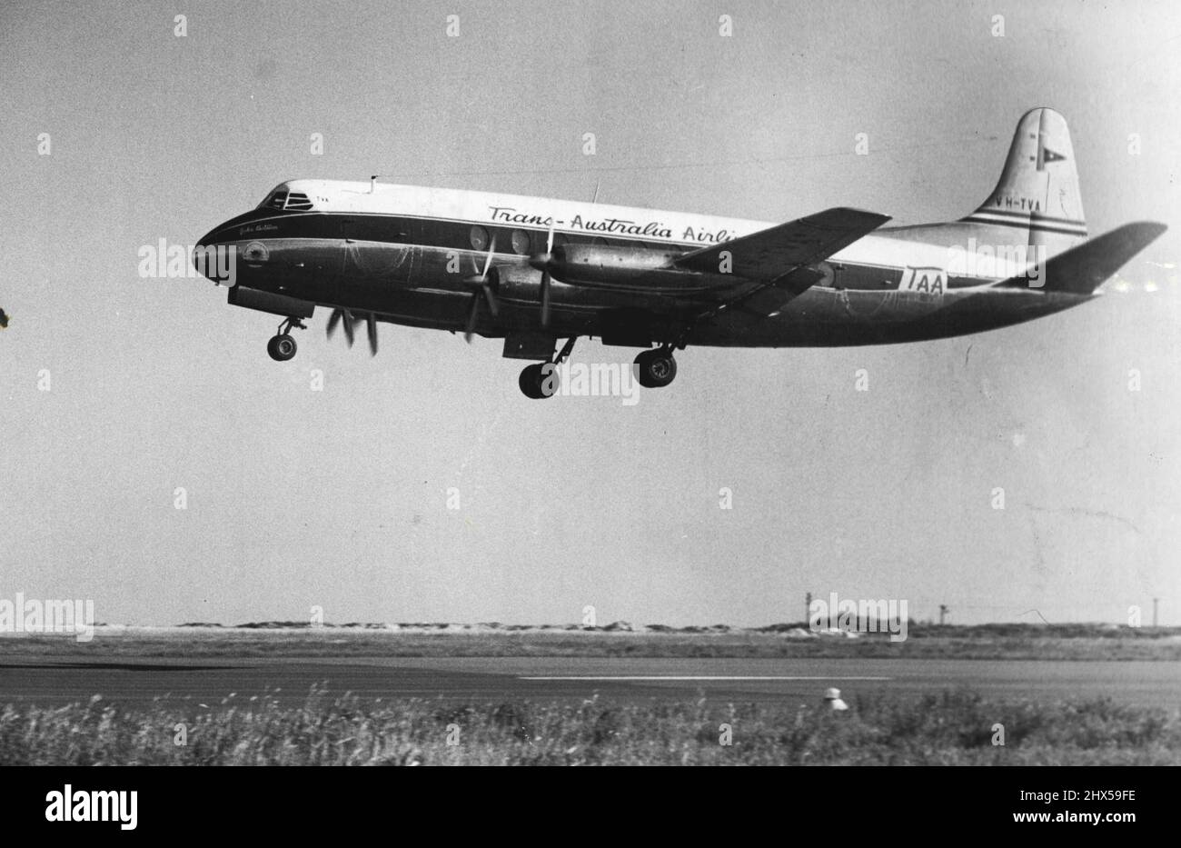 Der Viscount fliegt auf seinem Rückflug nach Melbourne. Das neue Turbo-Prop-Passagierflugzeug Vickers Viscount von T.A. hat einen unangekündigten Flug von Melbourne nach Sydney gemacht und kehrt heute Nachmittag mit einer vollen Ladung Passagiere nach Sydney zurück. 21. Oktober 1954. (Foto von Leyden). Stockfoto