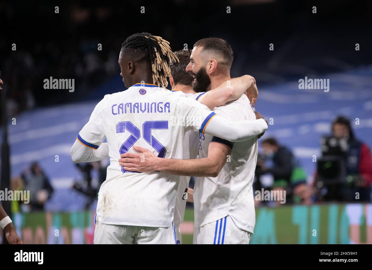 Stadion Santiago Bernabeu. 9. März 2022. Madrid; Spanien; UEFA Champions League; Runde von 16 Spielern; Real Madrid gegen PSG Paris Saint Germain; Karim Benzema (Madrid) schreiend nach dem Tor von 3. des Spiels, das Madrid in der 78.. Minute mit Nacho und Camavinga für das Viertelfinale der UEFA Champions League 3-1 qualifizierte Kredit: Action Plus Sports/Alamy Live News Stockfoto