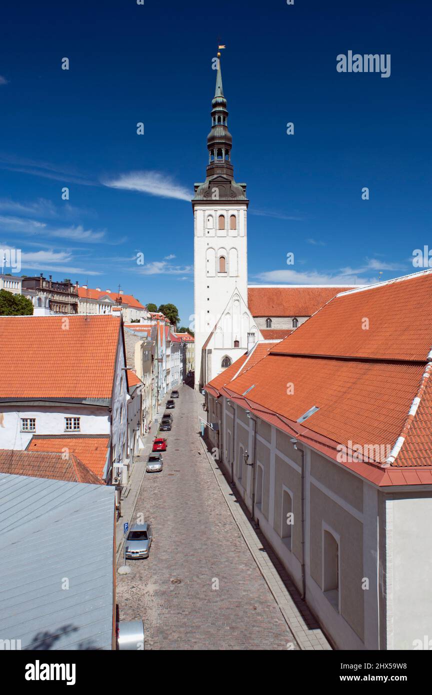 Estland, Tallinn, Niguliste Kirche (St. Nikolaus Kirche) Turm und Turm über Dächer entlang gepflasterten Straße Stockfoto