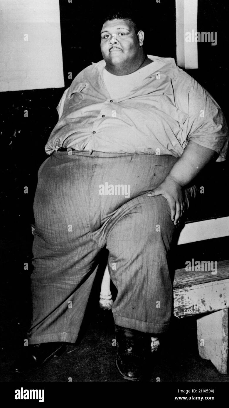 Sie nennen ihn den größten Bootlegger -- die Wärter im Marion County Gefängnis mussten Roland Dulin heute, als er mit einer Geldstrafe von $213 Dollar pro Tag anfing, 652 Pfund seine eigene Kleidung tragen lassen. Gestern wurde er des Verkaufs eines halben Pints Whisky ohne staatliche Lizenz verurteilt. Richard Kleinbub, Indiana-Verbrauchspolizist, verkündete triumphierend: „Wir haben den größten Mann im Bootleg-Spiel!“ 10. Juni 1954. (Foto von AP Wirephoto) Stockfoto