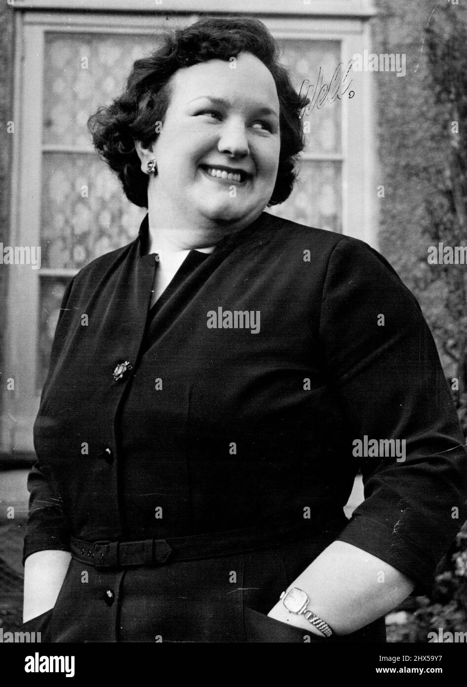 Die braunhaarige Frau Ella Jarvis, 25-jährige Hausfrau, verfolgt ständig Jobs und vermisst sie. Alles, weil wäre Arbeitgeber zu dick. Frau Jar wiegt 16. 8lb Jahre und sagt: „Weil ich große Leute bin, denke ich, dass ich nur für die Dokumentation fit bin. „Ich habe mich seit Weihnachten um sieben Stellen beworben. „Sorry, du bist zu fett!“ - 'Ich bin immer aus dem gleichen Grund abgelehnt-mein Gewicht. Und doch kann ich doppelt so schnell herumkommen wie einige der mageren Mädchen.“ Frau Jarvis hat sich um eine Stelle als Verkäuferin, Kassiererin und kürzlich bei London Transport beworben, um Clippie zu werden. Sie bestand ihre Aufnahmeprüfung, um an der zu gehen Stockfoto