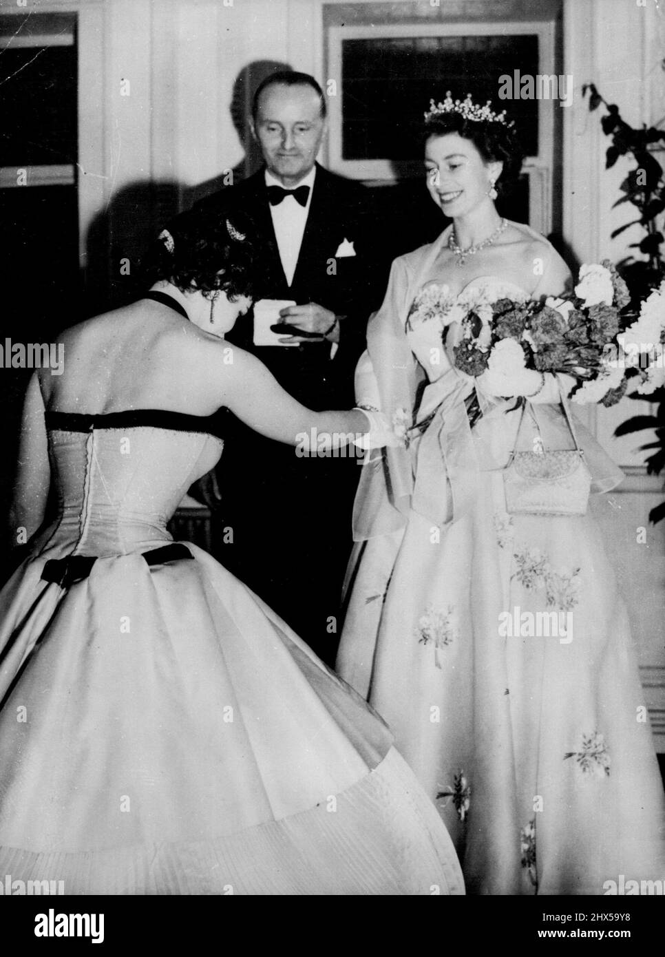 Königin trifft Lollobrigida -- Königin Elizabeth wird heute Abend, 25. Oktober, der italienischen Schauspielerin Gina Lollobrigida vom italienischen Botschafter in London Manlio Brosio im tivolo Theater vorgestellt. Ihre Majestät besuchte die königliche Gala-Filmvorstellung von „Neapolitanische Fantasie“, die die italienische Filmfestwoche in London eröffnete. 25. Oktober 1954. (Foto von Associated Press Photo). Stockfoto