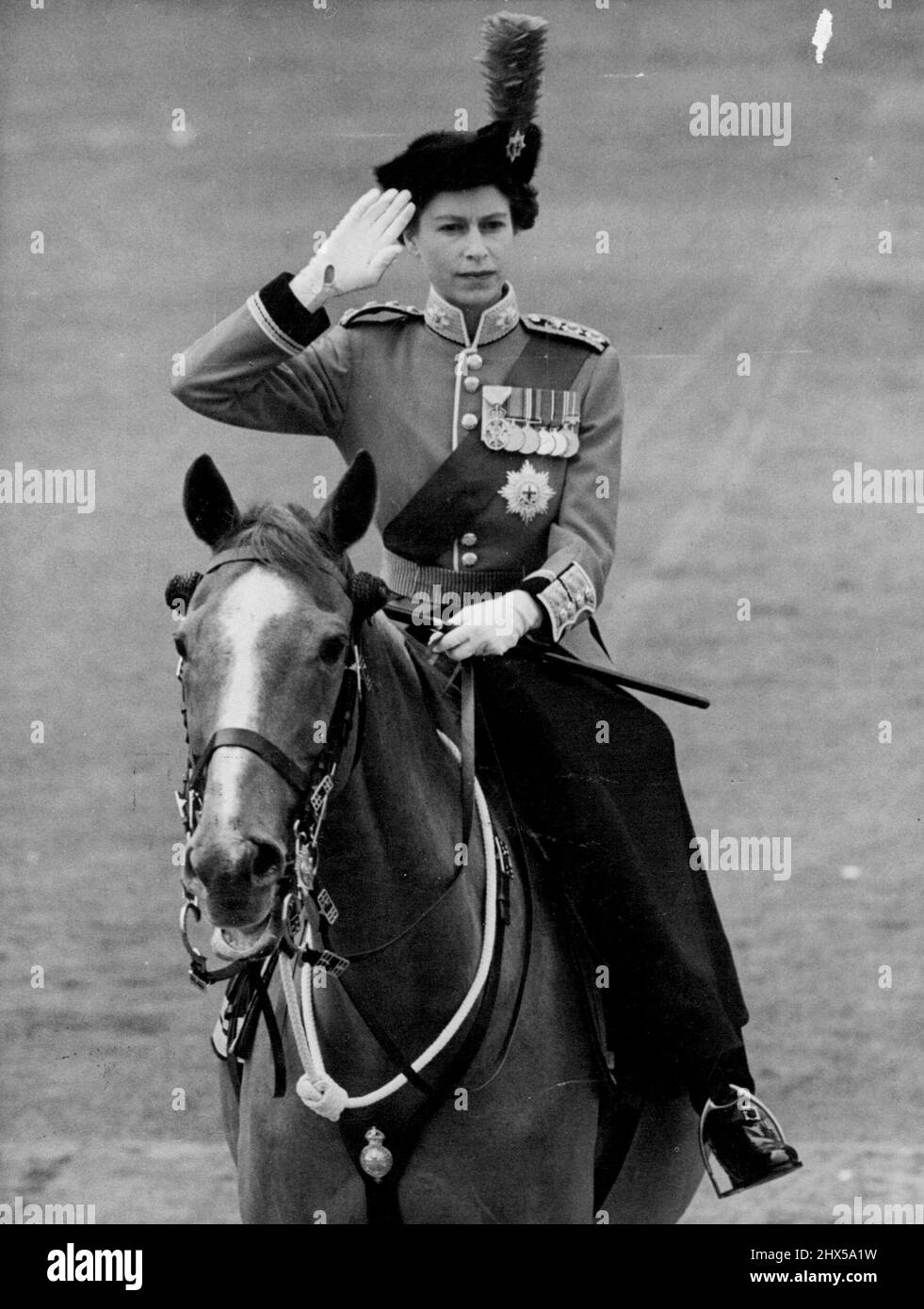 Die Königin, bestiegen auf dem Polizeipferd „Winston“, grüßt, während die Wachen am Palast vorbeimarschieren, um die Zeremonie des Troopings der Farbe zu beenden. 10. Juni 1954. Stockfoto