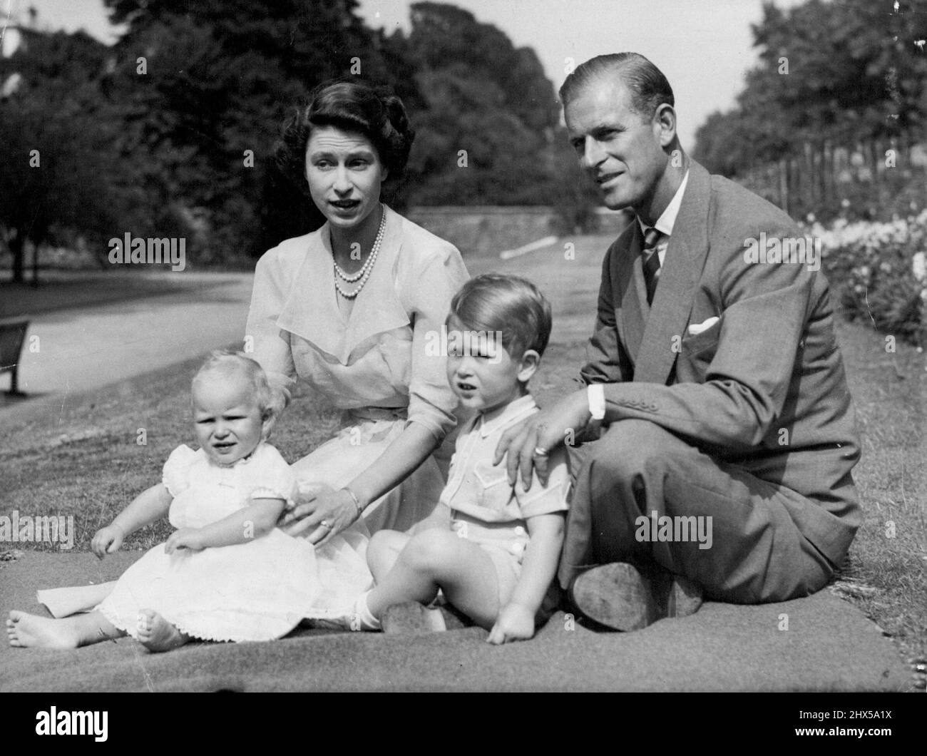 Glückliche Familie im Clarence House - die glückliche Familie im Garten ihres Londoner Hauses. Diese Fotos wurden kürzlich im Garten der Londoner Residenz des Königspaares im Clarence House von Prinzessin Elizabeth mit ihrem Mann, dem Herzog von Edinburgh, und ihren Kindern Prinzessin Charles (geboren am 14. November 1948) und Prinzessin Anne (geboren am 15. August 1950) gemacht. Elizabeth und Philip müssen ideale Eltern sein, sich ihren königlichen Pflichten widmen - und trotzdem ein volles öffentliches Leben führen. 15.Mai 1953. Stockfoto