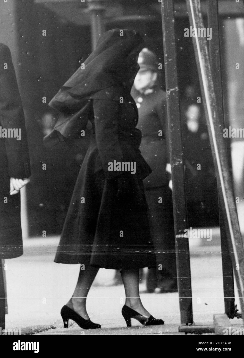 Ihre verstorbene Majestät Queen Mary - der Coffin ihrer verstorbenen Majestät Queen Mary wurde heute in Prozession von der Queen's Chapel, Marlborough House, zur Westminster Hall für den Lügen - in - Staat getragen. Auf den Waffenwagen, der den Sarg trug, folgten die vier Königlichen Herzöge zu Fuß. Die Damen der königlichen Familie fuhren vom Buckingham Palace direkt zur Westminster Hall. Ihre Majestät die Königin, schwer verschleiert und in tiefer Trauer, die heute in die Westminster Hall eintritt. In der Westminster Hall fand ein Kurzdienst des Erzbischofs von Canterbury statt. 29. März 1953. (Foto von Fox Photos). Stockfoto