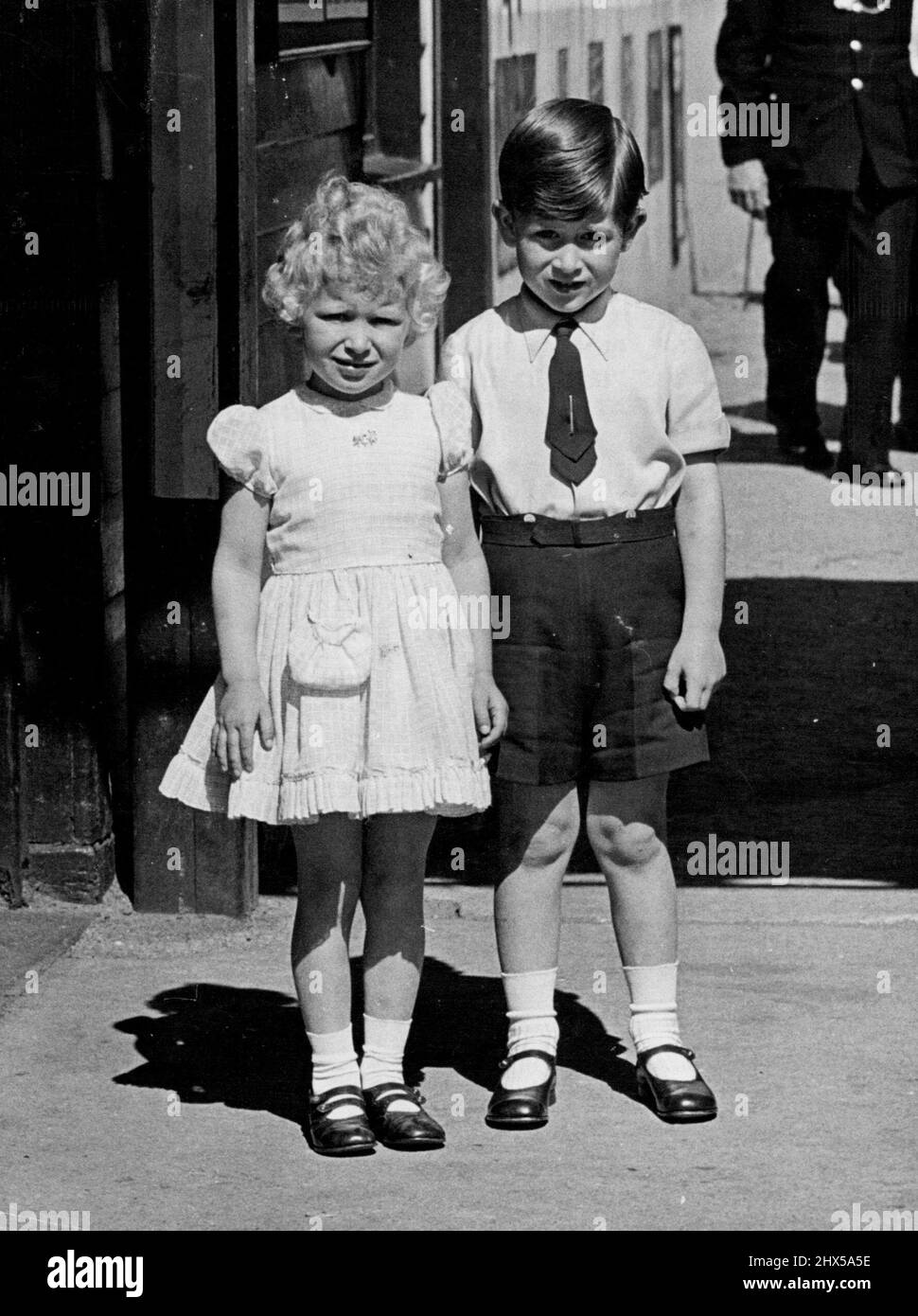 Der Feiertag ist vorbei -- die Königlichen Kinder stellten diese charmante Studie am Montag, den 31.. Mai, zur Verfügung, als sie für die Kameraleute vor der Ballater Station posierten. Die Königlichen Kinder, Princes Charles und Princess Anne, haben mit ihren Eltern, der Königin und dem Herzog von Edinburgh, einen Urlaub in Balmoral, Schottland, genossen, aber die Feiertage müssen zu einem Ende kommen, damit die kleinen Kinder zur Ballater Station für die lange Reise nach London gefahren werden. 02. Juni 1954. (Foto von Paul Popper Ltd.). Stockfoto