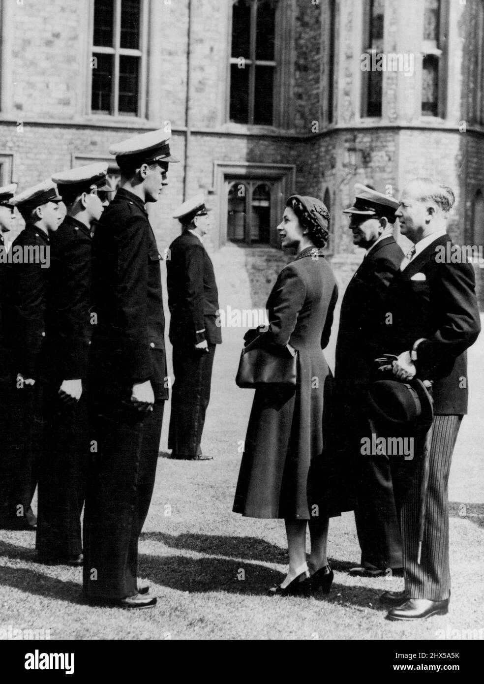 Von der Königin inspiziert - die Königin inspiziert heute ein Kontingent der Young Australia League. (Montag) in Windsor Castle, begleitet vom Tourkommandanten des Kontingents, Herrn J. Cotterill. Und Sir Thomas White, (ganz rechts) Australiens Hochkommissar in London. 18. April 1955. (Foto von Reuterphoto) Stockfoto