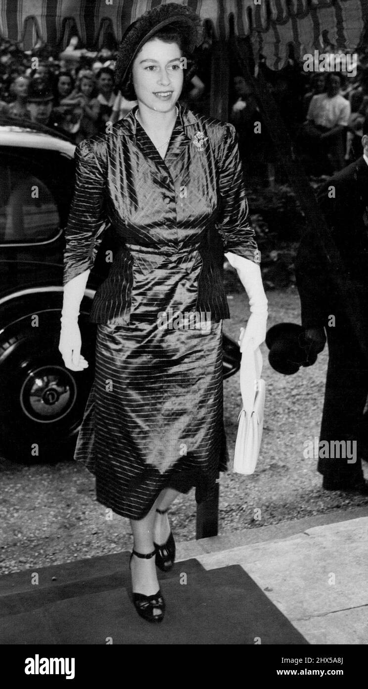 Elizabeth bei der Londoner Hochzeit - Prinzessin Elizabeth Arriver in der St. Peters Kirche, Eaton Square London für die Hochzeit einer ihrer Brautjungfern, Lady Elizabeth Lambart, zum Parlamentsabgeordneten. Mark Longman, heute. 20. Juli 1949. (Foto von Associated Press Photo). Stockfoto