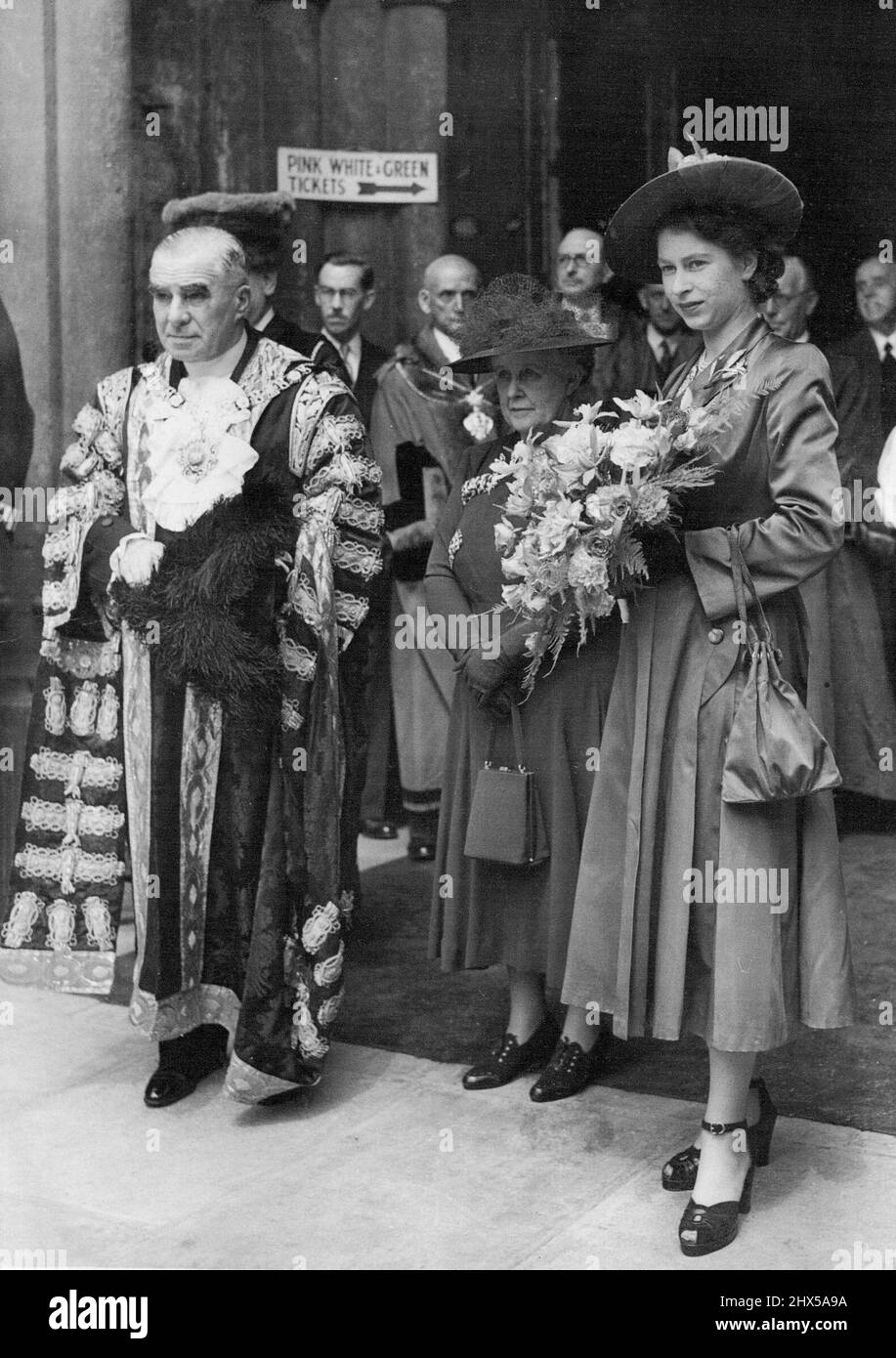 Prinzessin Elizabeth begleitet Ehemann zur Freiheitszeremonie - Prinzessin Elizabeth, die einen Strauß Rosen trägt, verlässt das Guildhall mit dem Oberbürgermeister von London, Sir Frederick Wells (links), nachdem sie an der Zeremonie teilgenommen hat, bei der ihr Mann, der Herzog von Edinburgh, die Freiheit der Stadt erhielt. 8. Juni 1948. Stockfoto