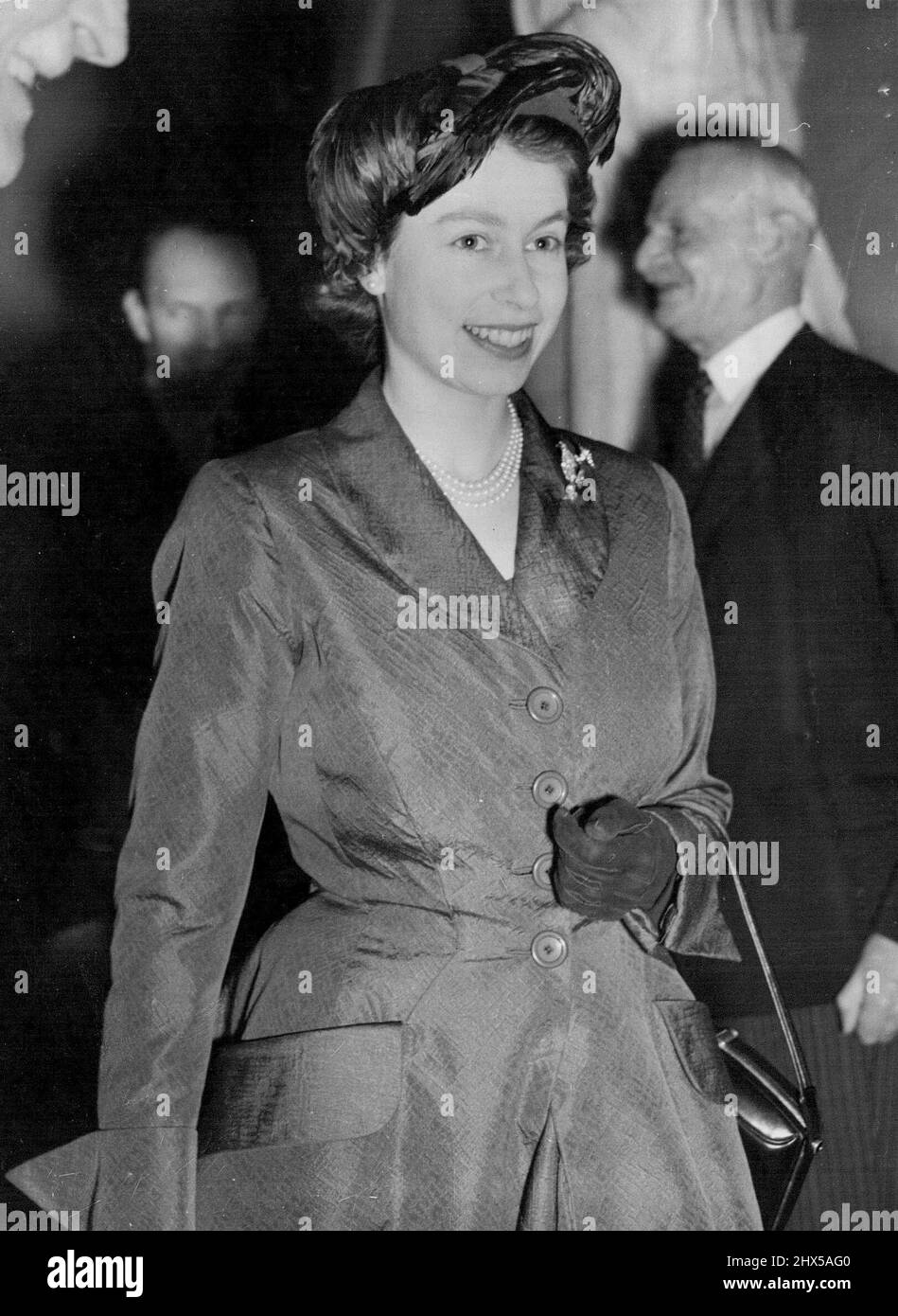 Konzert Der Prinzessin Am Royal College. Prinzessin Elizabeth lächelt, als sie am Royal College of Music in South Kensington, London, ankommt, wo sie ein besonderes Konzert besuchte, bevor sie Hochschulpreise und Medaillen übergab. 6. Dezember 1951. Stockfoto