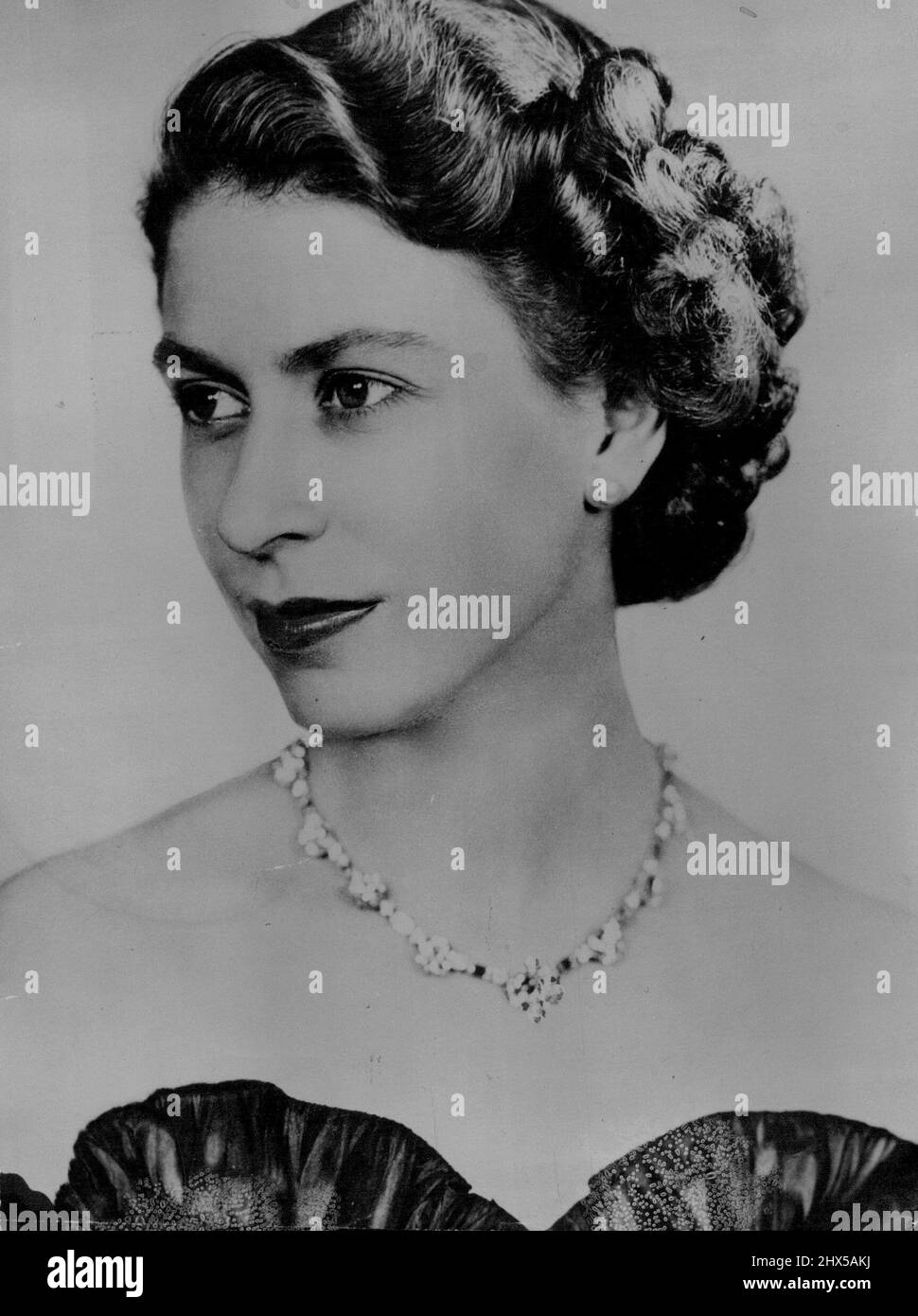 Das Queen-New Portrait Dieses neue Kommandoportrait von Queen Elizabeth II. Ist die erste formale Studie, die ***** gemacht wurde Ihr Beitritt zur Chrone. Über dem Ausschnitt ihres schwarzen ***** Kleid, Königin trägt-die Diamant-Ausschnitt, die ihr von der Union of South Africa als 31. Geburtstag Geschenk. 8. Juli 1952. (Foto von Reuterphoto). Stockfoto