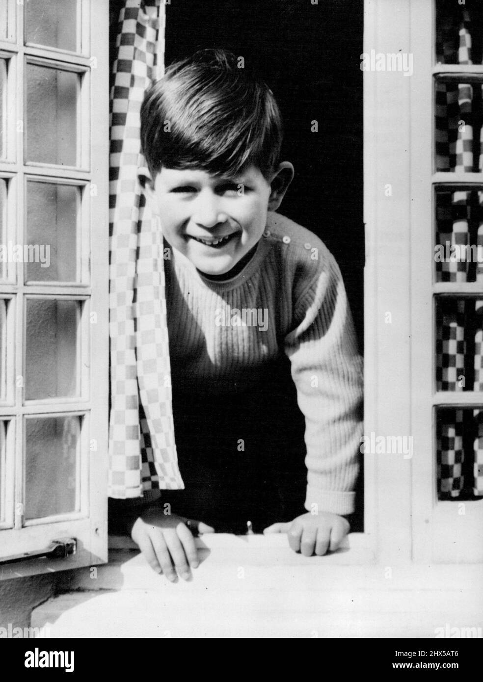 Happy Prince -- Dieses glückliche Foto von Prinz Charles wurde von der königlichen Fotografin Lisa aufgenommen, als der junge Prince aus dem Küchenfenster des Welsh House in der Royal Lodge Windsor schaute. 22. April 1954. (Foto von Paul Popper Ltd.). Stockfoto