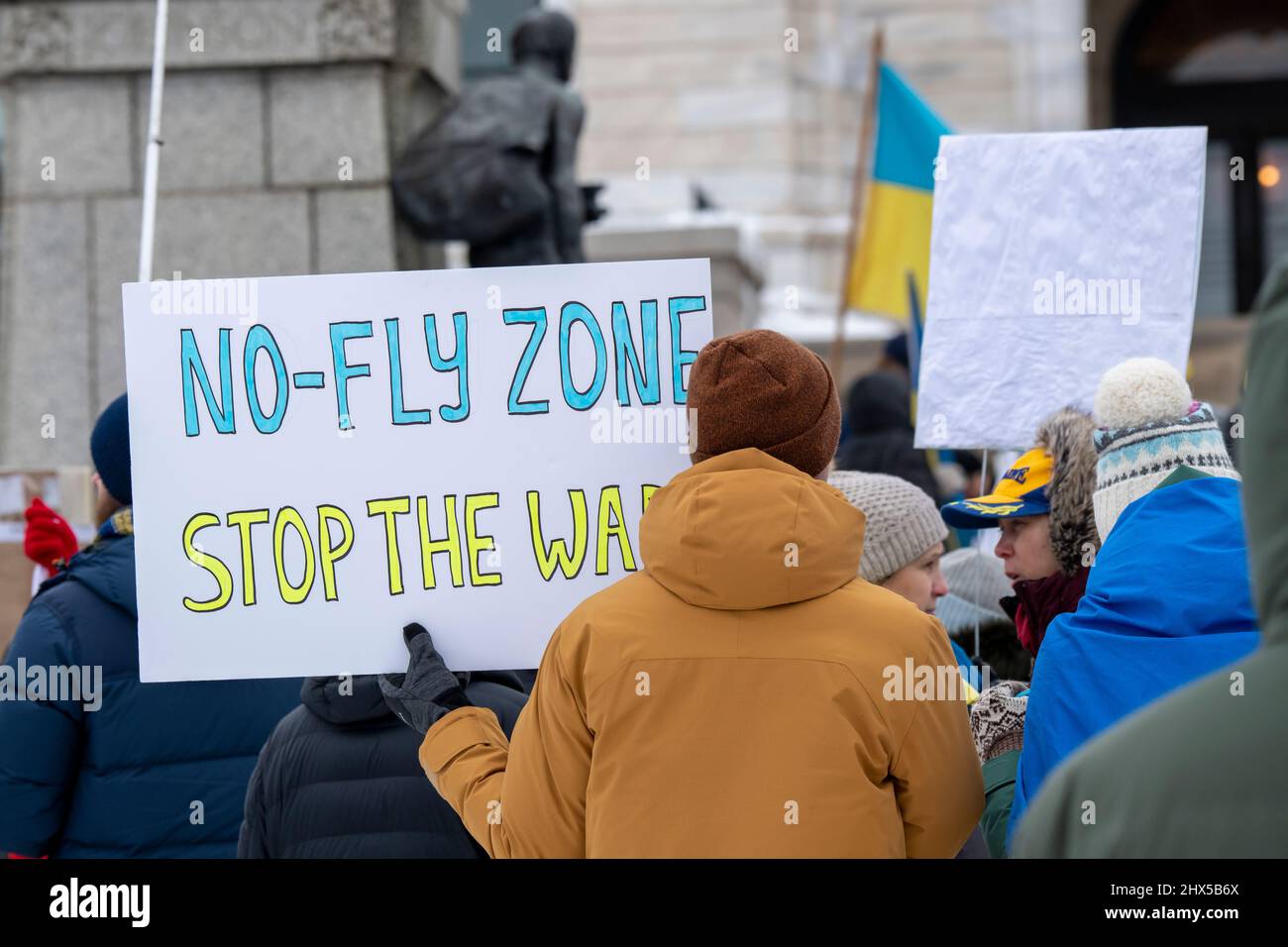 St. Paul, Minnesota. Die Menschen versammeln sich, um das ukrainische Volk und die Souveränität der Ukraine zu unterstützen und den Krieg zu beenden, den Russland gegen sie führt. Stockfoto