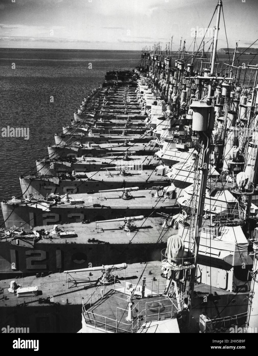 ***** Oben sind die beauftragten Zerstörer der US Navy auf dem Marinestützpunkt in San Diego, Kalifornien, dargestellt, die für einen Kriegsnotstand aufbereitet werden. Unter der Leitung von Capt. Byron McCandless, dem Kommandanten der Basis, werden diese Zerstörer überholt. Die Turbinen, Bewaffnung, Masten, Stapel, Geschütze, Torpedos und Decks werden für jeden Notfall vorbereitet. 4. April 1939. (Foto von Wide World Photos). Stockfoto