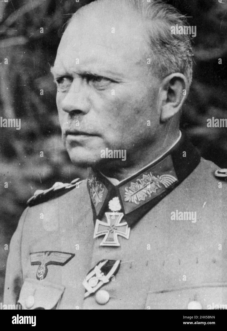 Kommandeure Der Deutschen Armee: Schöpfer Der Nazi-Panzerwaffe. Generalsattel Heinz Guderian, der Schöpfer der deutschen Panzerwaffe und Leiter der Nazi-panzerdivisionen in drei Feldzügen. In Anerkennung seiner Verdienste wurde er von Hitler mit dem Ritterkreuz des Eisernen Kreuzes ausgezeichnet. 15.Mai 1924. (Foto von Associated Press Photo). Stockfoto