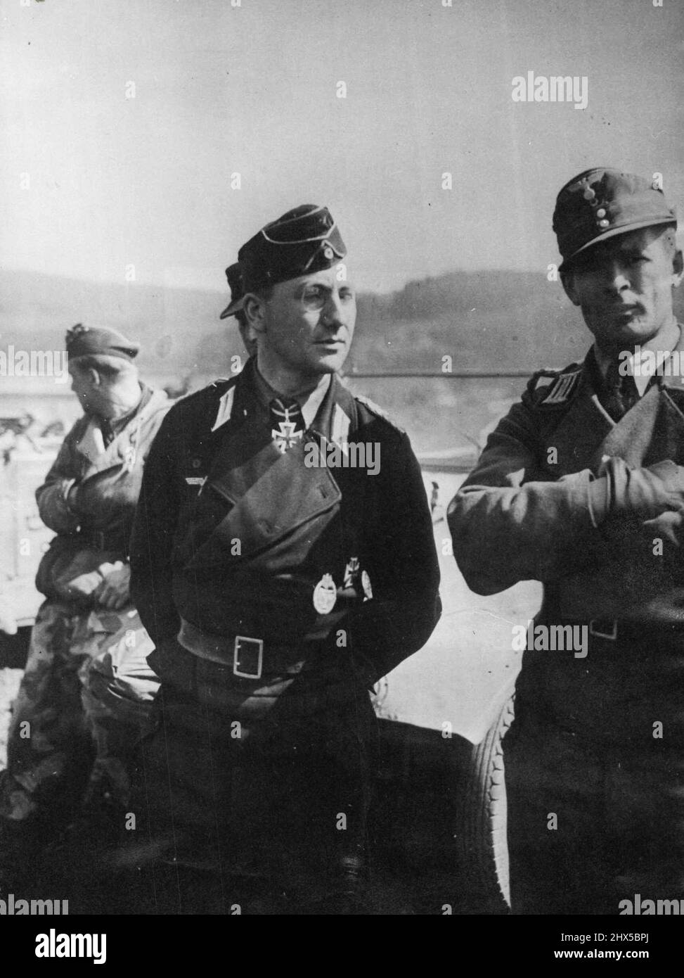 Guderian Jr. Gefangen - Mit Monocle. Einkeiliger Oberstleutnant Heinz Guderian, Sohn des Nazi-panzerexperten und Kommandeur einer Einheit der 116.. Deutsche Panzer-Division. Gefangen genommen mit anderen hochrangigen Nazi-Offizieren an der US 1. Army Front in Menden. 27. April 1945. (Foto von U.S. Official Photo). Stockfoto