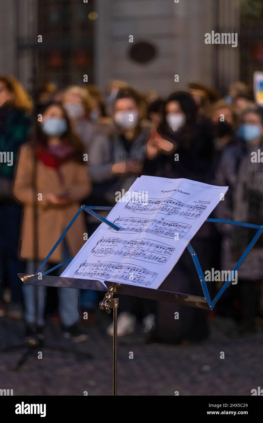 Barcelona, Spanien. 09. März 2022. Noten zum Lied ein Gebet für die Ukraine ist auf dem Musikstand zu sehen. Hundert Chorsänger haben sich zu einem Konzert für den Frieden in der Ukraine auf der Plaza de Sant Jaume gesellt. Barcelona Credit: SOPA Images Limited/Alamy Live News Stockfoto