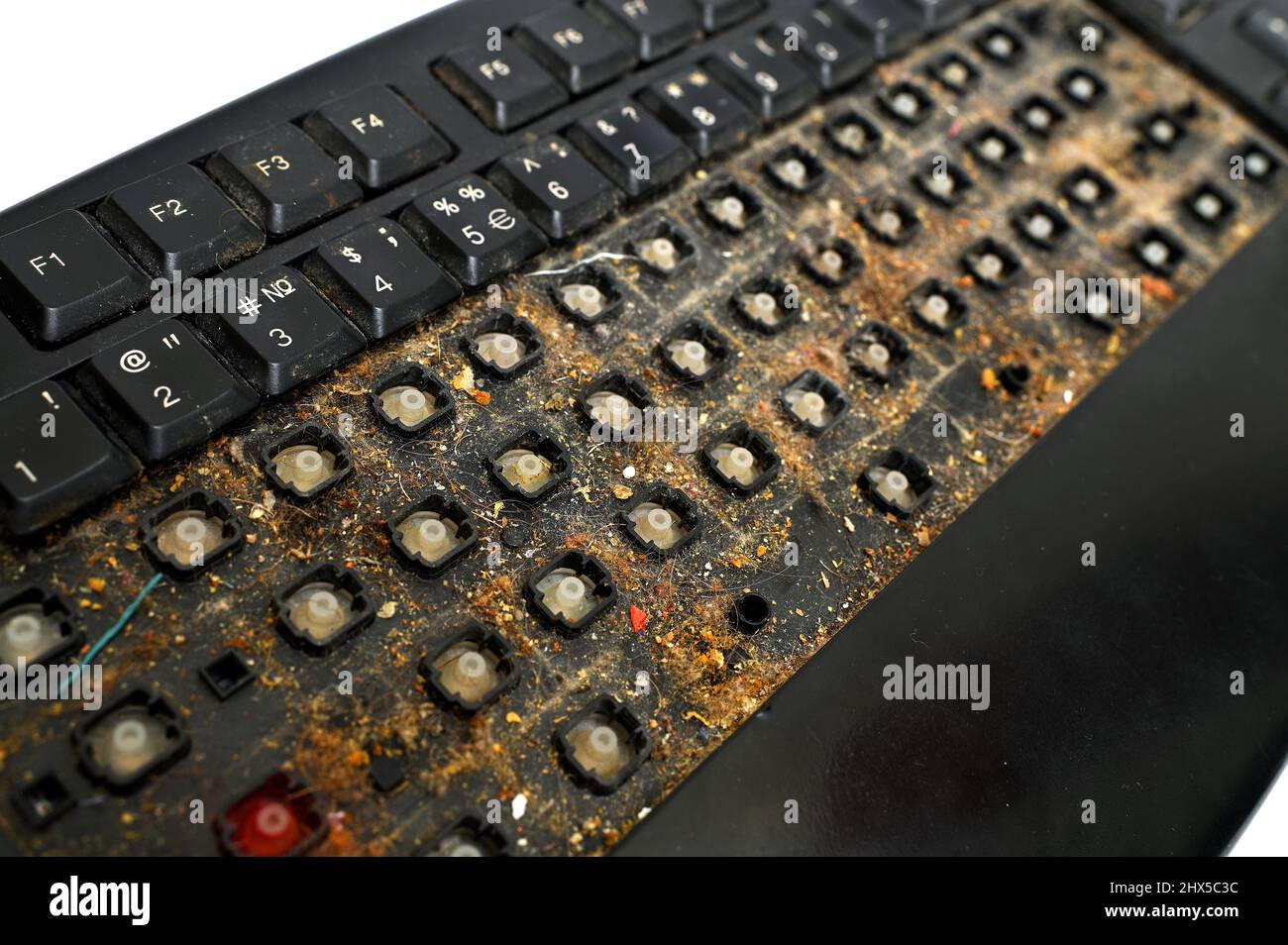 Sehr schmutzige schwarze, zerlegte Tastatur in Nahaufnahme Stockfoto