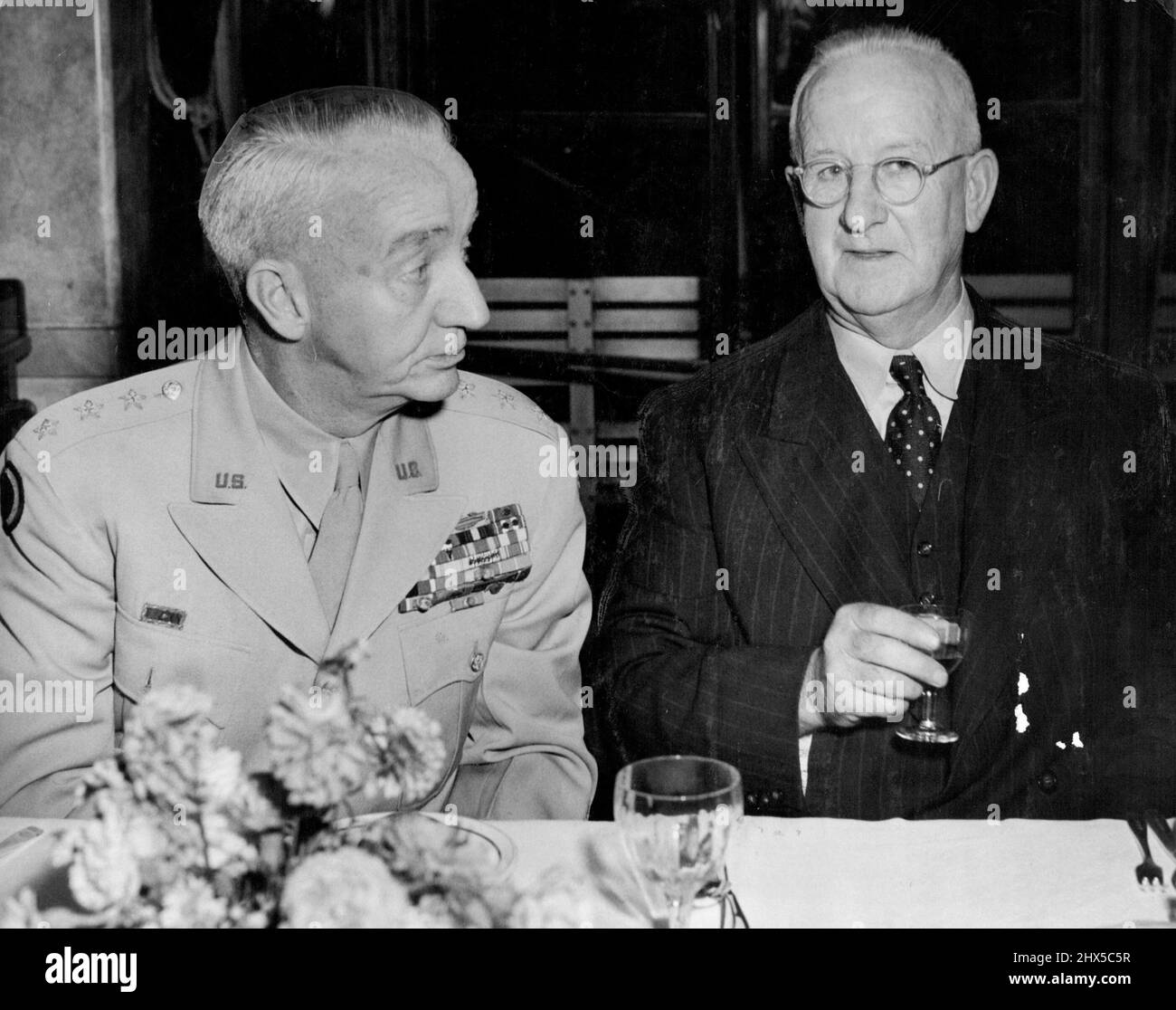 Coral Sea Luncheon - Lieut-General Robert L. Eichelberger (links) im Gespräch mit dem Bundespräsidenten der Australian-American Assoc. Herr E.K. Weiß, heute Mittagessen am Korallenmeer im Australia Hotel. General Eichelberger war Ehrengast beim Mittagessen. 2.Mai 1952. (Foto von Ronald Leslie Stewart/Fairfax Media). Stockfoto