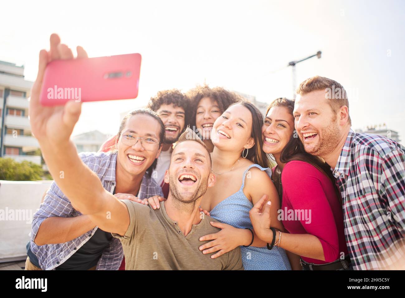 Selfie einer glücklichen Gruppe junger Freunde, die an einem Sommertag Spaß zusammen haben. Stockfoto