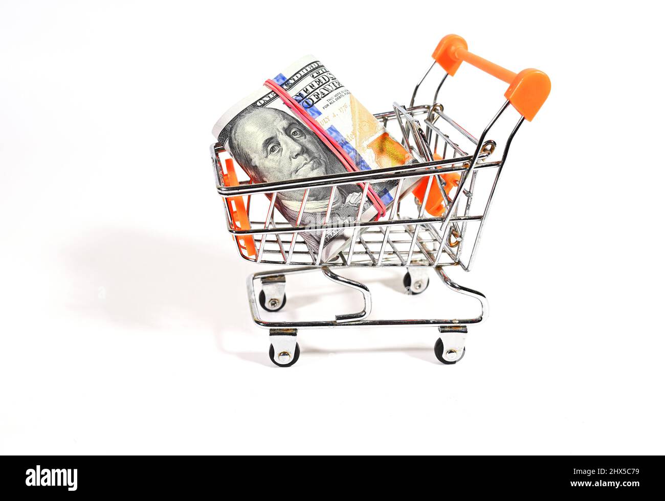 Stapel von hundert Dollar Scheinen mit einem roten Gummiband in einem Supermarkt Trolley Nahaufnahme gebunden Stockfoto