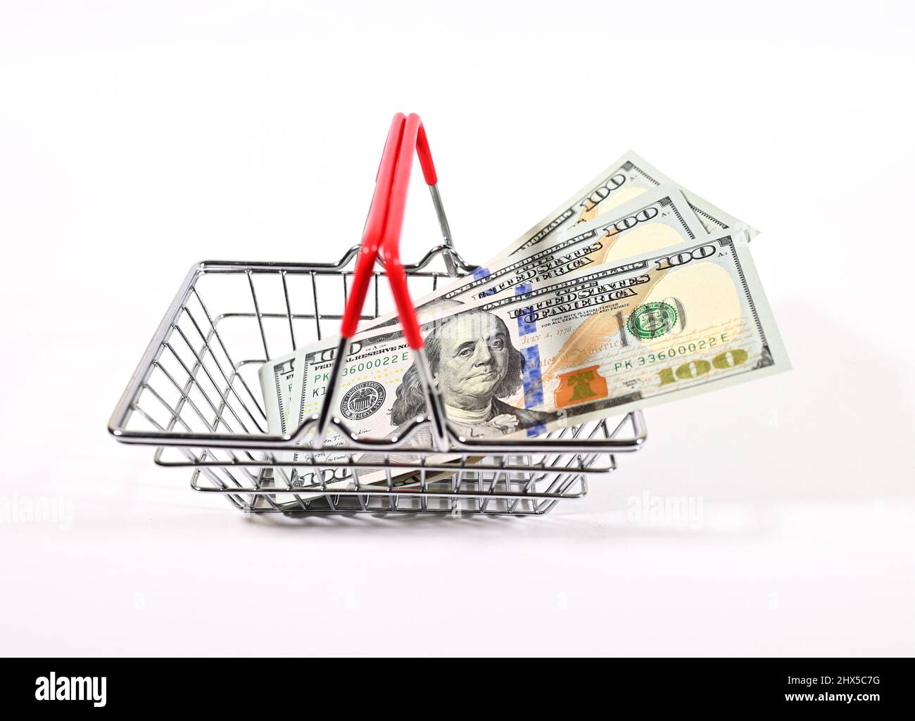 Korb für einen Supermarkt mit einem Stapel von Scheinen im Wert von hundert Dollar der US-Bank Stockfoto