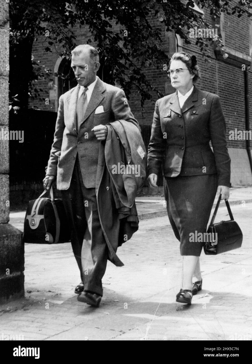 Ruth Ellis -- Versuch der Vergeltung in letzter Minute Ein Versuch in letzter Minute, eine Vergeltung für Ruth Ellis zu gewinnen, die wegen der Erschießung von David Blakely, ihrem einmundigen Geliebten, zum Tode verurteilt wurde, wurde an diesem Wochenende unternommen. Neue Beweise von Zeugen, die bei ihrem Prozess nicht angerufen wurden, wurden an den Innenminister Gwilym Lloyd George geschickt. Das Todesurteil soll am 13.. Juli vollstreckt werden. Frau Ellis selbst weigerte sich, Berufung einzulegen. Aber Freunde und sogar Menschen, die sie persönlich nicht kennt, versuchen, sie vor dem Galgen zu retten. 14. Juli 1955. Stockfoto