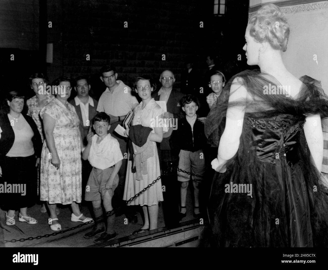 Urlaubsmassen strömen, um Ruth Ellis Bildnis zu sehen -- Ferienmassen sehen das Bildnis von Ruth Ellis, in der Kammer des Grauens im Waxworks. Die Tussauds-Waxworks in Blackpool haben sich schnell für die Zinsen eingesetzt, die im Fall Ruth Ellis zu sehen waren. Am Tag nach ihrer Hinrichtung im Holloway Gefängnis stellte das Waxworks ein Bildnis der Frau aus und zog bald die Weihnachtsmassen an. 15. Juli 1955. (Foto von Paul Popper, Daily Herald). Stockfoto