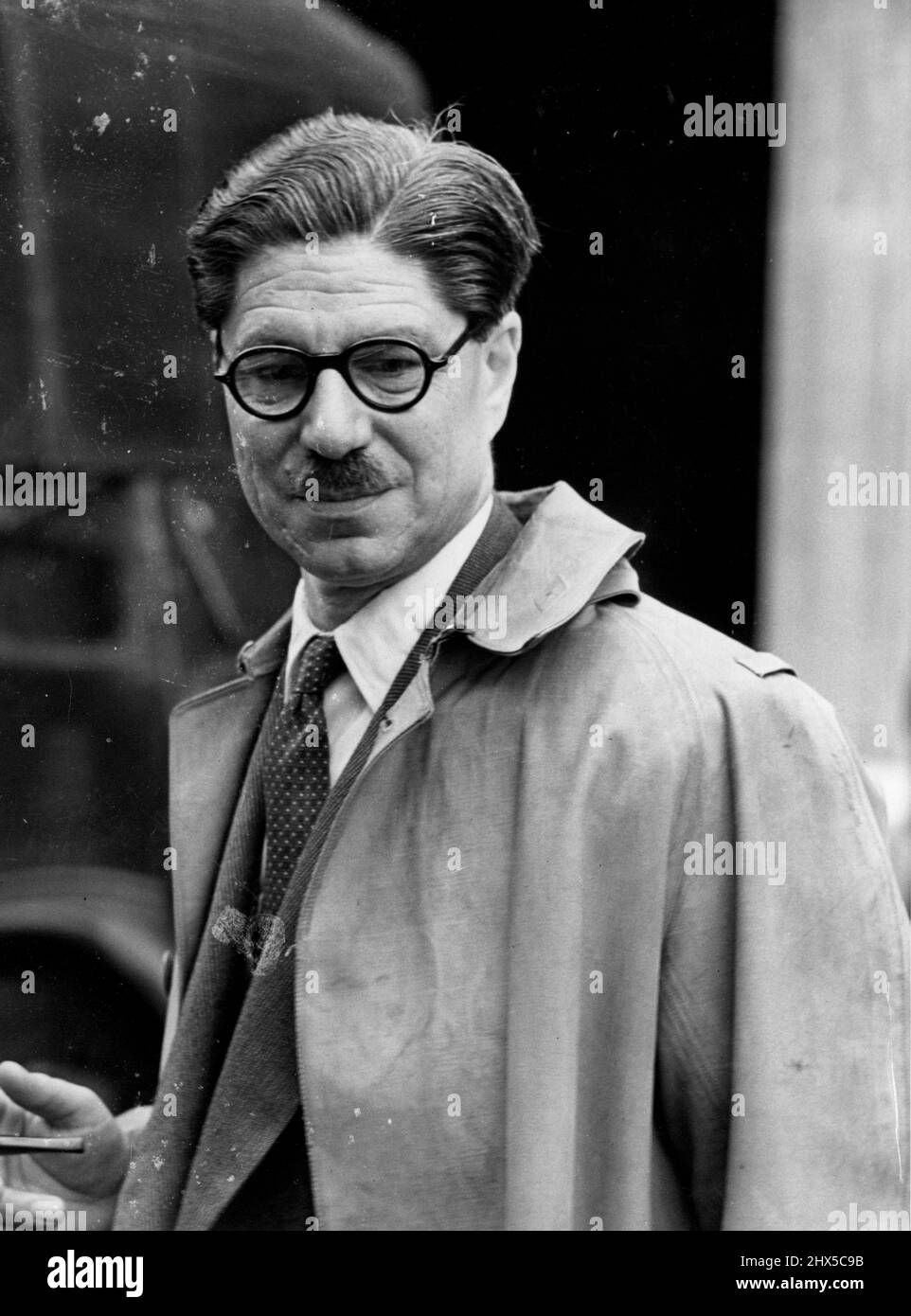 Psychiater Gibt Beweise Im Mordfall -- Dr. Whittaker. Der Londoner Psychiater Dr. Duncan Whittaker ging diese Woche vor Gericht, um Beweise für den Fall von Frau Ruth Ellis, dem 28-jährigen Modell der Ascheblondinen, zu liefern, die für schuldig befunden wurde, ihren Geliebten letzten Ostersonntag ermordet zu haben. Die Jury debattierte 25 Minuten, bevor sie ein Schuldspruch einlegte. Frau Ellis wurde zum Tode verurteilt. 20. Juni 1955. (Foto von Evening Standard). Stockfoto