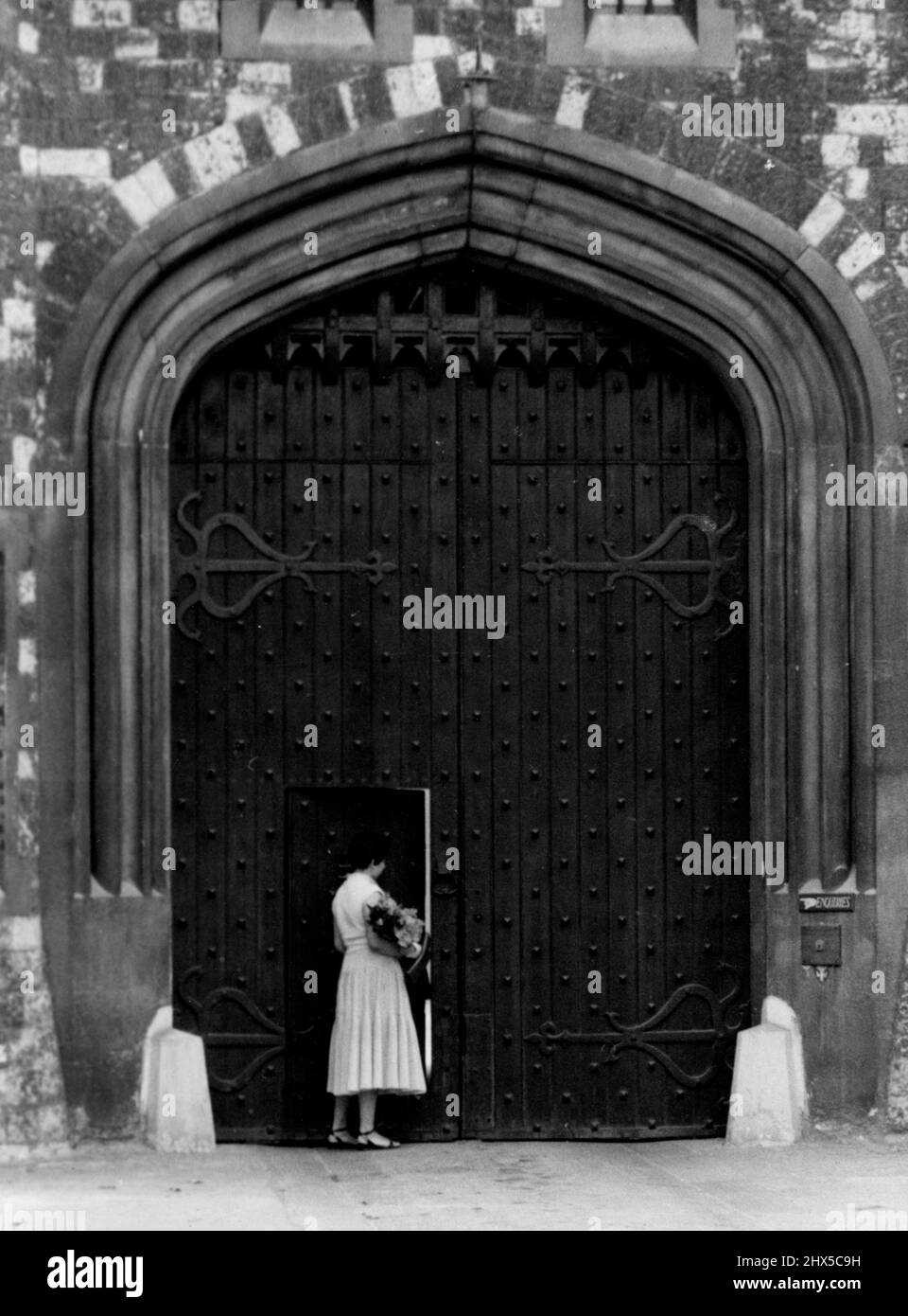 Will Ruth Ellis Hang -- Jacqueline Dyer wird bei einem ihrer täglichen Besuche, um ihre Freundin Ruth Ellis zu sehen, das Holloway-Tor erreichen. Ruth Ellis, die am Mittwoch wegen des Mordes an ihrem Geliebten David Blakely gehängt werden soll, wird heute wahrscheinlich darüber informiert werden, ob sie getagt werden soll. Ihre Freunde und Unterstützer haben zusammen mit den Gegnern der Kapitalstrafen starke Vertretung des Innenministers, Major Lloyd-George, die Überzeugung, dass kein Innenminister würde Barmherzigkeit zu einer Frau verweigern, deren Aufschub durch spontane öffentliche Aufschrei gefordert worden war. 12. Juli 1955. (Foto von Paul Popper Ltd.). Stockfoto