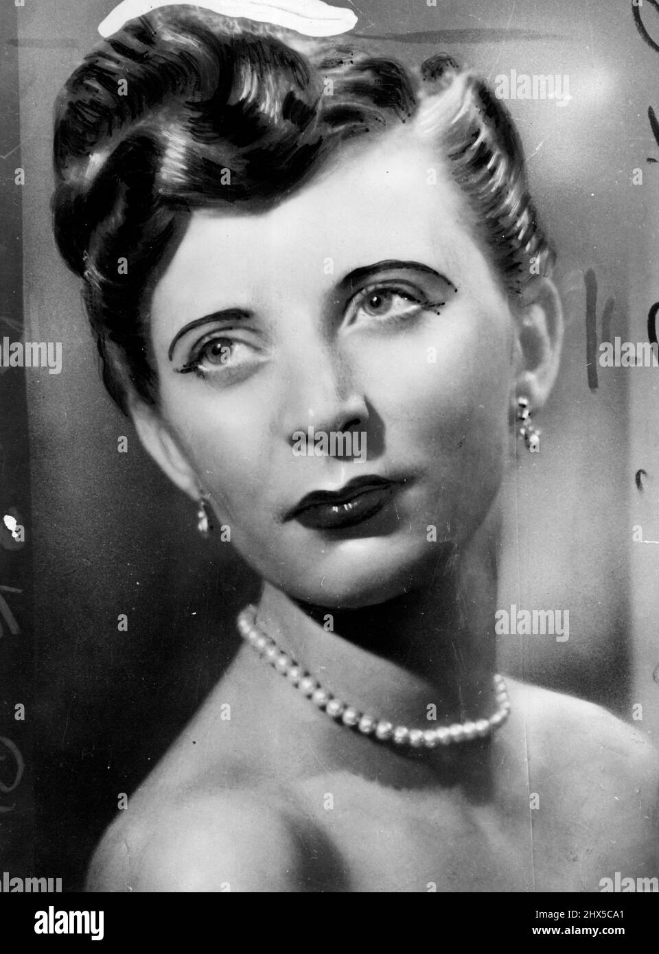 Modelin Ruth Ellis wegen Mordes angeklagt -- Mrs. Ruth Ellis. Die Modelin Ruth Ellis, die am Ostersonntag des Mordes an Rennfahrer David Blakely beschuldigt wird, wurde gestern Mittwoch in Hampstead, London, bis nächsten Donnerstag angeklagt. Blakely, 25 Jahre alt, aus der Tanza Road, Hampstead wurde vor einem öffentlichen Haus in der Nähe seines Hauses getötet. Er sollte im Goodwood Public House in der Nähe seines Hauses gefahren sein. Er sollte am Ostermontag in Goodwood gefahren sein. Die 28-jährige Mrs. Ellis erschien vor Gericht mit silberblauen Haaren. Ihr Zuhause befindet sich in Kensington, London. 21. April 1955. Stockfoto