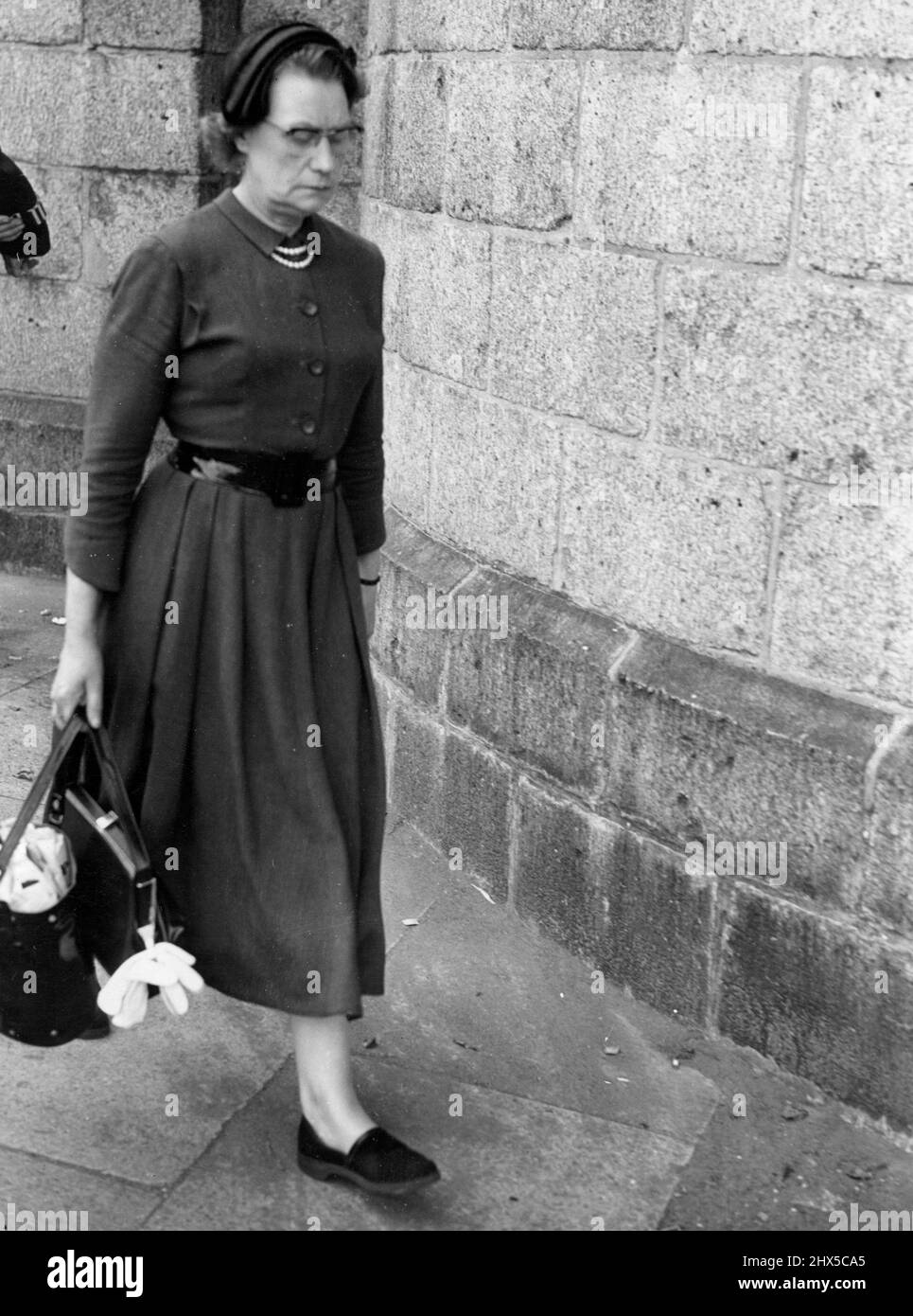 Mutter des verurteilten Mädchens -- Mrs. Elizabeth Neilson besuchte ihre Tochter Ruth Ellis im Holloway Gefängnis Gestern, nachdem Mrs. Ellis offiziell erfahren hatte, dass sie morgen wegen des Mordes an ihrem Geliebten David Blakeley sterben muss. Aber sie erzählte es ihrer Mutter nicht - und ihre Mutter wusste damals nicht, dass der britische Innenminister, Herr Gwilym Lloyd-George, die Anträge auf eine Aufschub abgelehnt hatte. Sie war „genau dasselbe“, sagte Frau Neilson. 12. Juli 1955. Stockfoto