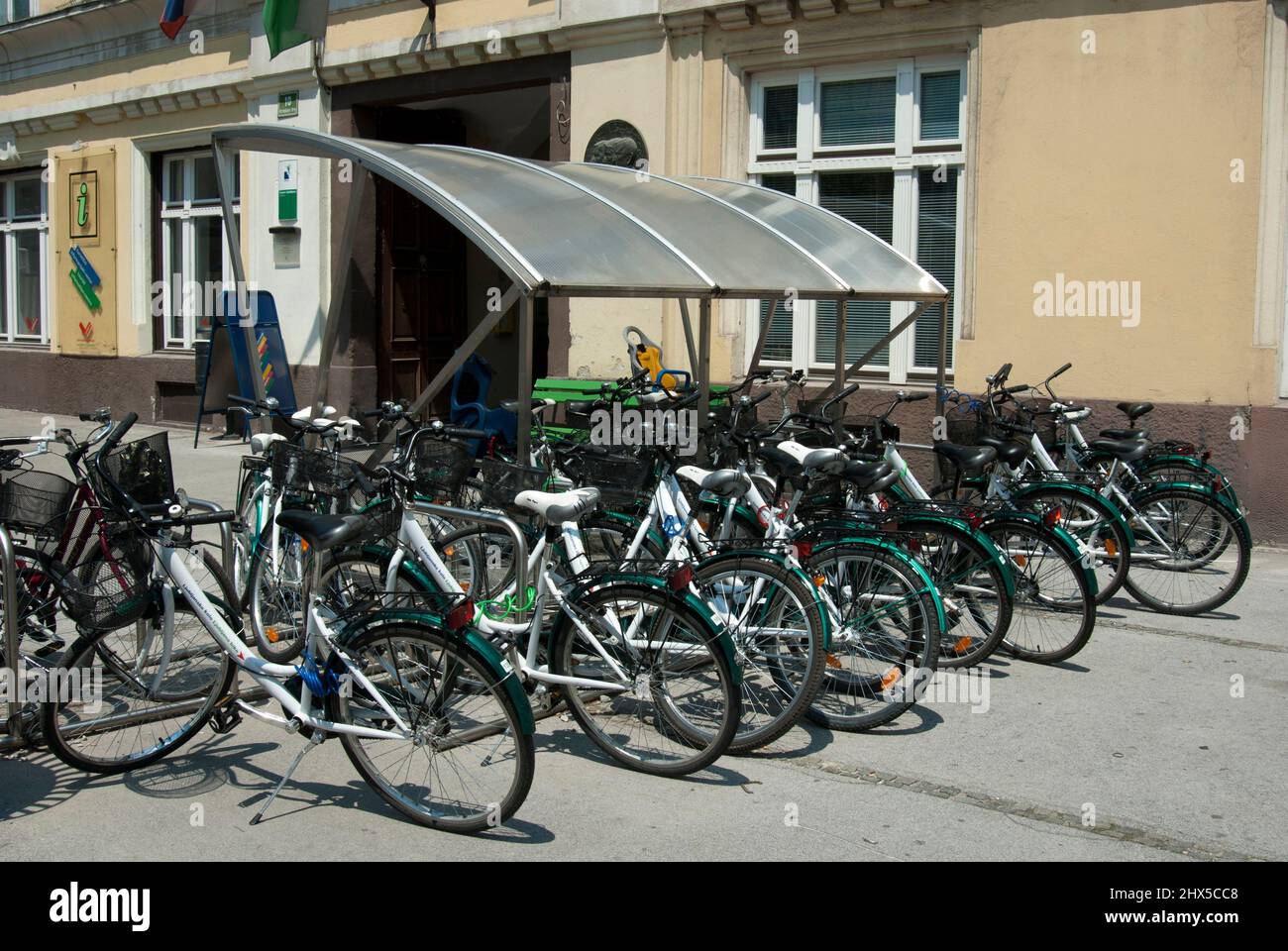 Slowenien, Ljubljana, Fahrradverleih außerhalb des Tourismusbüros von Slowenien in Kopitarjeva Ulica Stockfoto