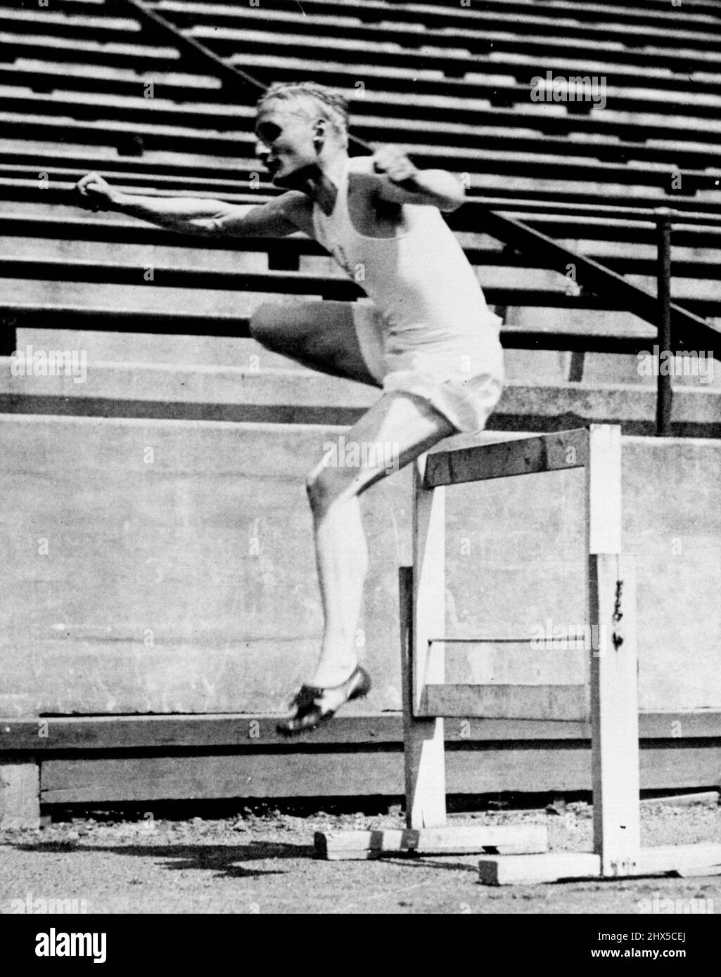 Lord Burghley arbeitet heraus -- Lord Burghley, Kapitän des britischen olympischen Zackens, fotografiert in Toronto, Ontario, Kurze Zeit nach der Ankunft des britischen olympischen Teams, als er ein kurzes Training genoss. Lord Burghley ist Olympiasieger über 400 Meter Hürde und wird bald mit dem Team nach Los Angeles gehen. 20. Juli 1932. (Foto von Associated Press). Stockfoto
