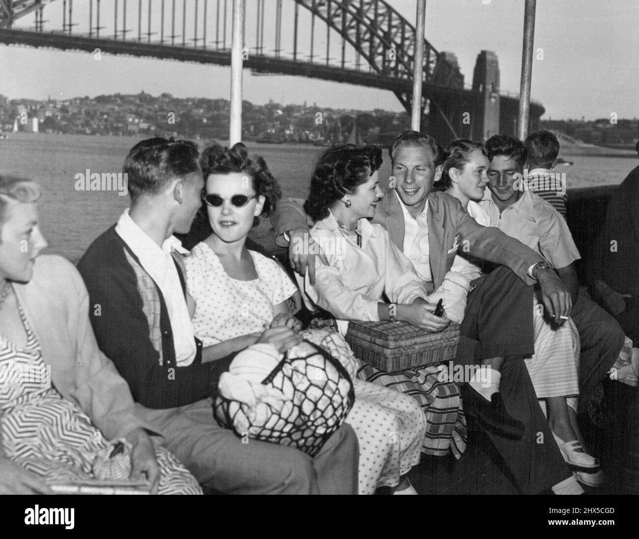 Joan & Michael, zusammen mit anderen glücklichen Paaren, auf der Fähre nach Manly. Cort bisher 2/-. 20.Mai 1952. Stockfoto
