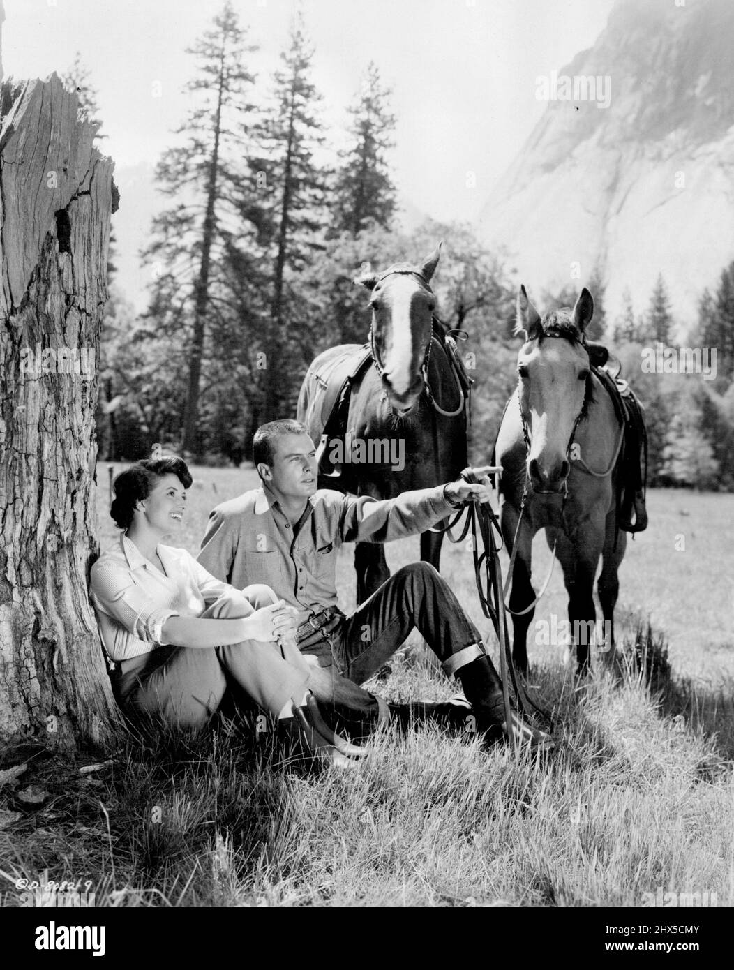 IT's Love - Willie Robert Francis und May (May Wynn) verlieben sich im Yosemite National Park während der romantischen Episode der „The Caine Mutiny“ der Kramer Company für Kolumbien. Die Technicolor-Filmversion des Romans des Herman Wouk Pulitzer-Preises ist mit Humphrey Bogart, Jose Ferrer, Van Johnson und Fred MacMurray zu sehen. 10. Februar 1955. Stockfoto