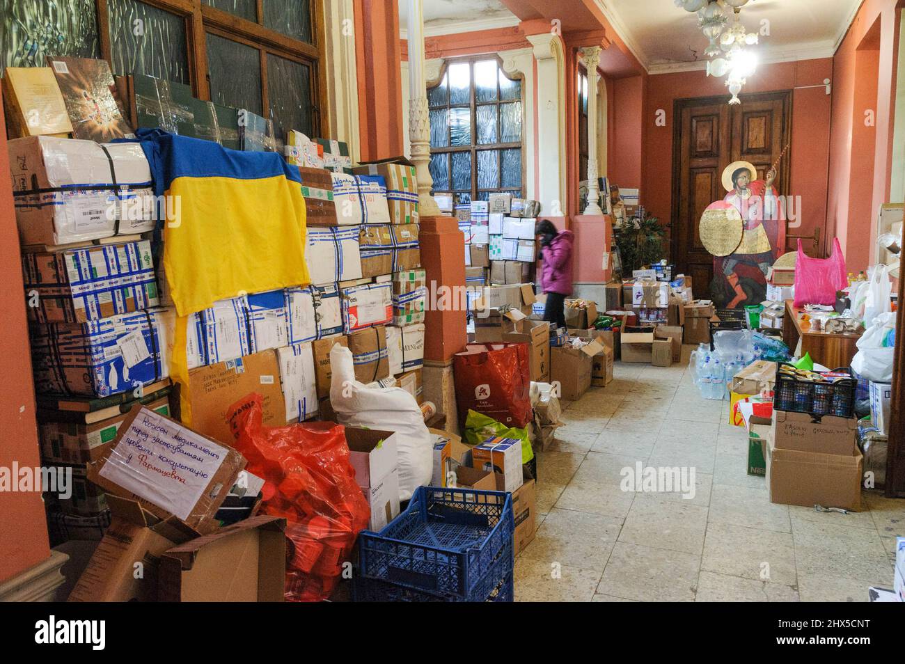 Freiwillige sortieren humanitäre Hilfe in der westukrainischen Stadt Lemberg. In der Morgendämmerung des 24. Februar 2022 startete Russland eine umfassende Invasion der Ukraine. Russische Militärfahrzeuge überquerten die ukrainische Grenze an mehreren Orten, darunter Weißrussland. Stockfoto