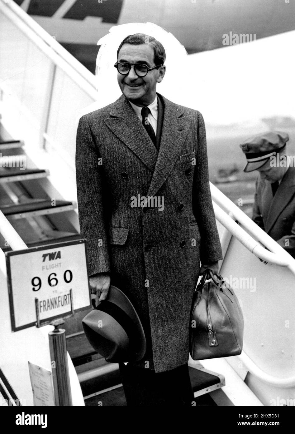 Kein Kommerzialismus hier -- Irving Berlin, 66-jährige Autorin amerikanischer Hit-Songs, kam heute aus New York nach London. Er wurde gefragt, ob er Millionär sei. „Ich kann dir solche Dinge nicht sagen“, sagte er. Aber ich möchte betonen, dass Kommerzialisierung nichts mit Songwriting zu tun hat. Jeder muss Geld verdienen, um zu leben, aber ich schreibe nicht nur Songs für das Geld - das kommt einfach." 02. November 1954. (Foto von Evening Standard Picture). Stockfoto