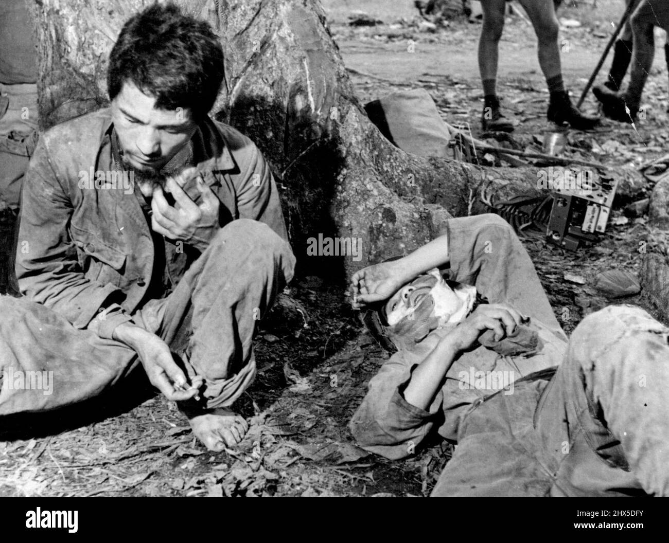 In Neuguinea wurden Japaner verwundet, die darauf warteten, zu einer alliierten Verbandsstation gebracht zu werden. 04. Juli 1943. (Foto vom Department of Information, Commonwealth of Australia). Stockfoto