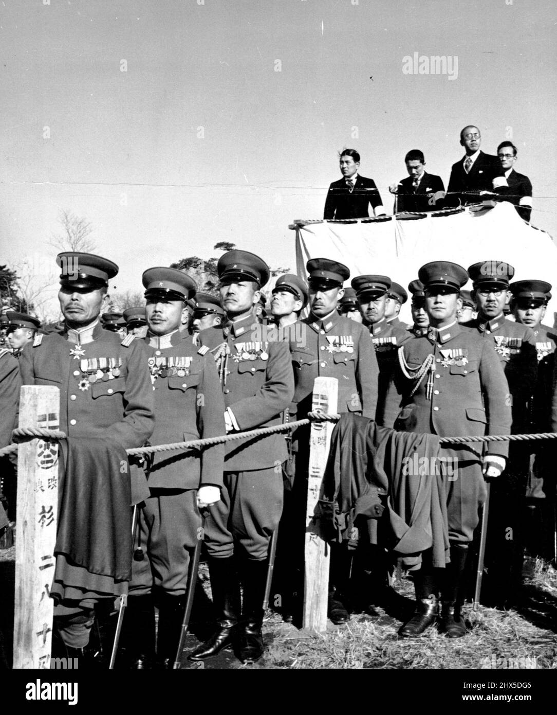 Jährliche militärische Neujahrsschau : Nahaufnahme der Offiziersreihe, die eine Gruppe von bemeilten, mittelklassigen japanischen Militäroffizieren zeigt, und im Hintergrund auf einer Plattform eine Quartette von Radioansagern des Senders JOAK, die jede Phase der Überprüfung an unsichtbares Publikum im ganzen Imperium senden. 16. November 1942. (Foto von J.P.L. Foto). Stockfoto