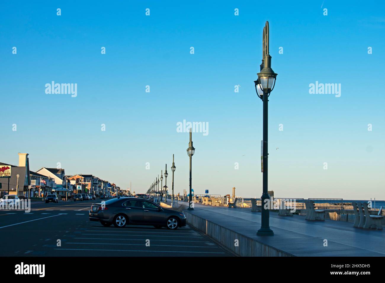 Parkplätze an der Belmar Beach Straße neben einer leeren Promenade an einem sonnigen, aber kalten Wintertag -02 Stockfoto