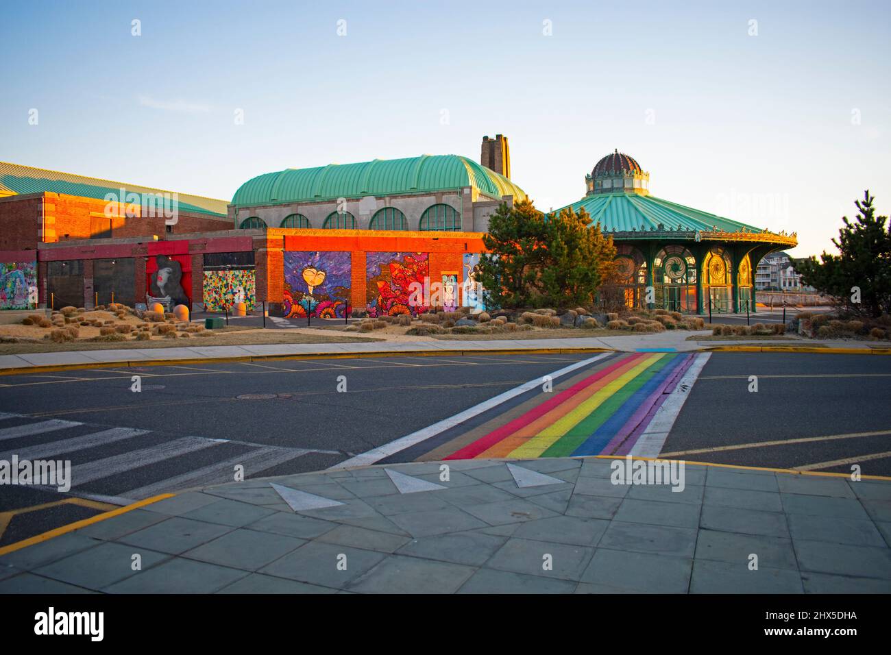 Farbenfrohe Fußgängerüberwegen an einer Kreuzung im Asbury Park, New Jersey, an einem sonnigen Winternachmittag -01 Stockfoto