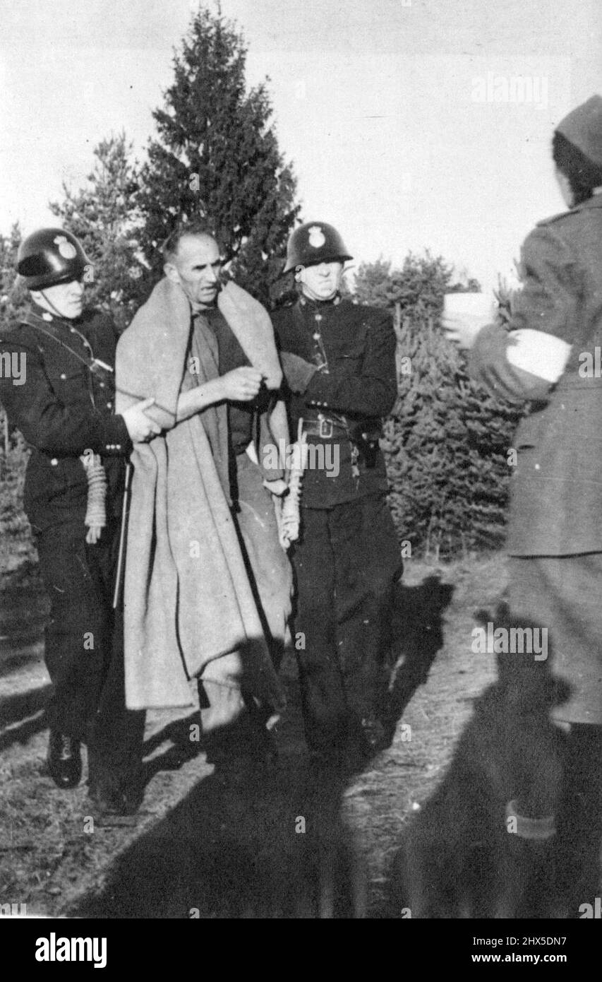 Selbstmordversuch deutscher Internierter in Schweden, um Auslieferung zu vermeiden -- unterstützt von zwei schwedischen Polizisten, erschöpfter deutscher Internierter bei ***** , In der Nähe von Eksjo wird zu einem roten Kreuz Station für Nahrung gebracht. Er hatte hungerstreikend gegen die Auslieferung protestiert. Dutzende von deutschen Militärinternierten in schwedischen Lagern versuchten mit Messern, Rasierklingen und anderen scharfen Gegenständen wie Glas und spitzen Stöcken einen Massensmordversuch, als schwedische Soldaten und Staatspolizei am 30. November ihre Auslieferung an das russisch besetzte Europa in Gang setzten. Die Deutschen wurden eilig ins Krankenhaus gebracht, wo sie sich selbst zugefügt hatten Stockfoto