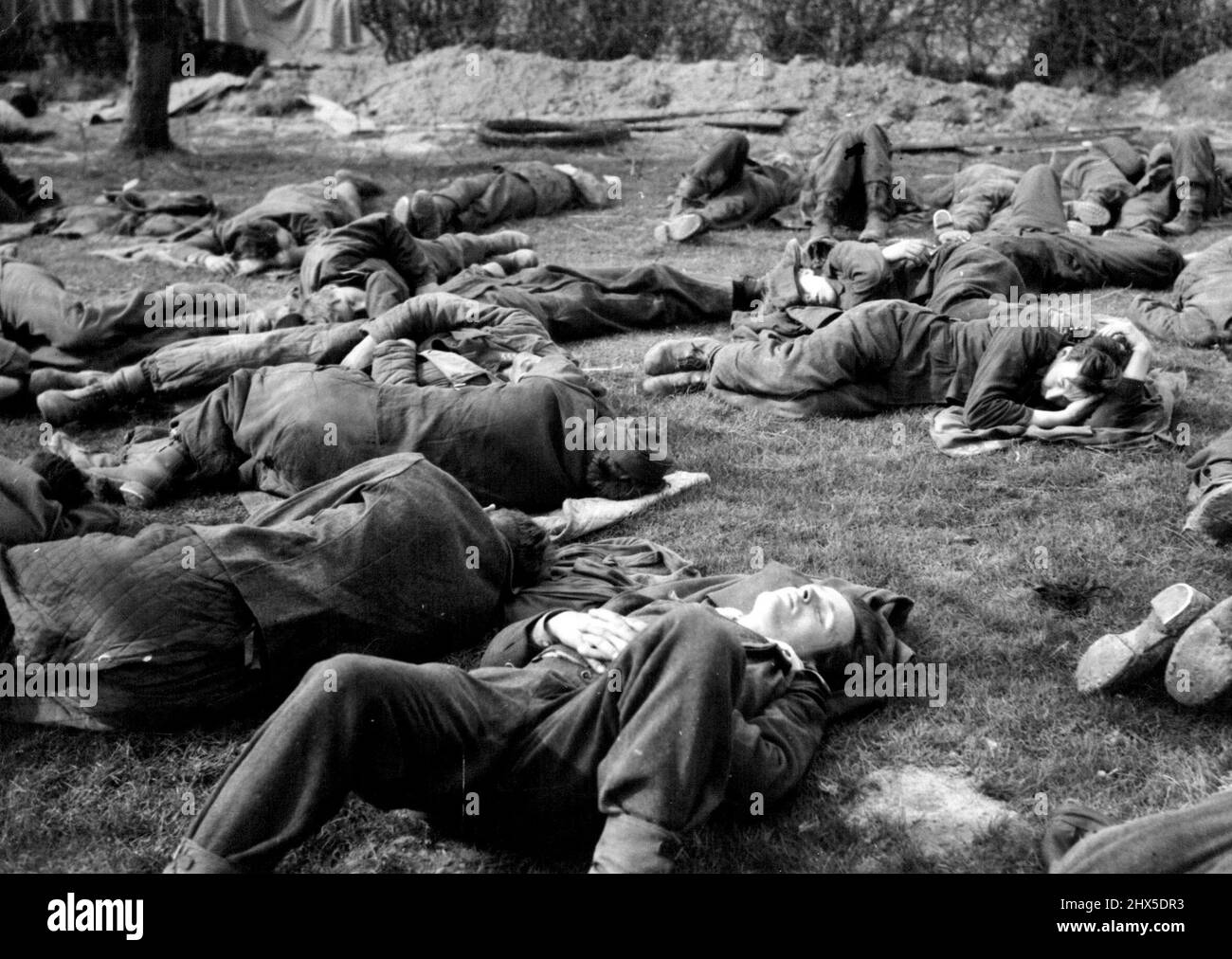 Großbritannien 2.. Armee überquert den Rhein in Stärke: Einige der ersten deutschen Gefangenen, die von den Briten gefangen genommen wurden. Hier schlafen sie völlig erschöpft auf dem Boden. 26. März 1945. (Foto von British Official Photograph). Stockfoto