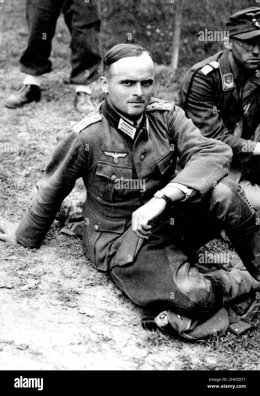 Deutsche Gefangene, die in der Neuen Offensive gefangen genommen wurden: Kapitän Krapf, der das 2. Bataillon 46. Infanterie-Regiment befehligte. Eines von einer Serie von Bildern, die Typen deutscher Gefangener zeigen, die bei dem neuen britischen Angriff südlich von Caen gefangen genommen wurden. 11. September 1944. Stockfoto